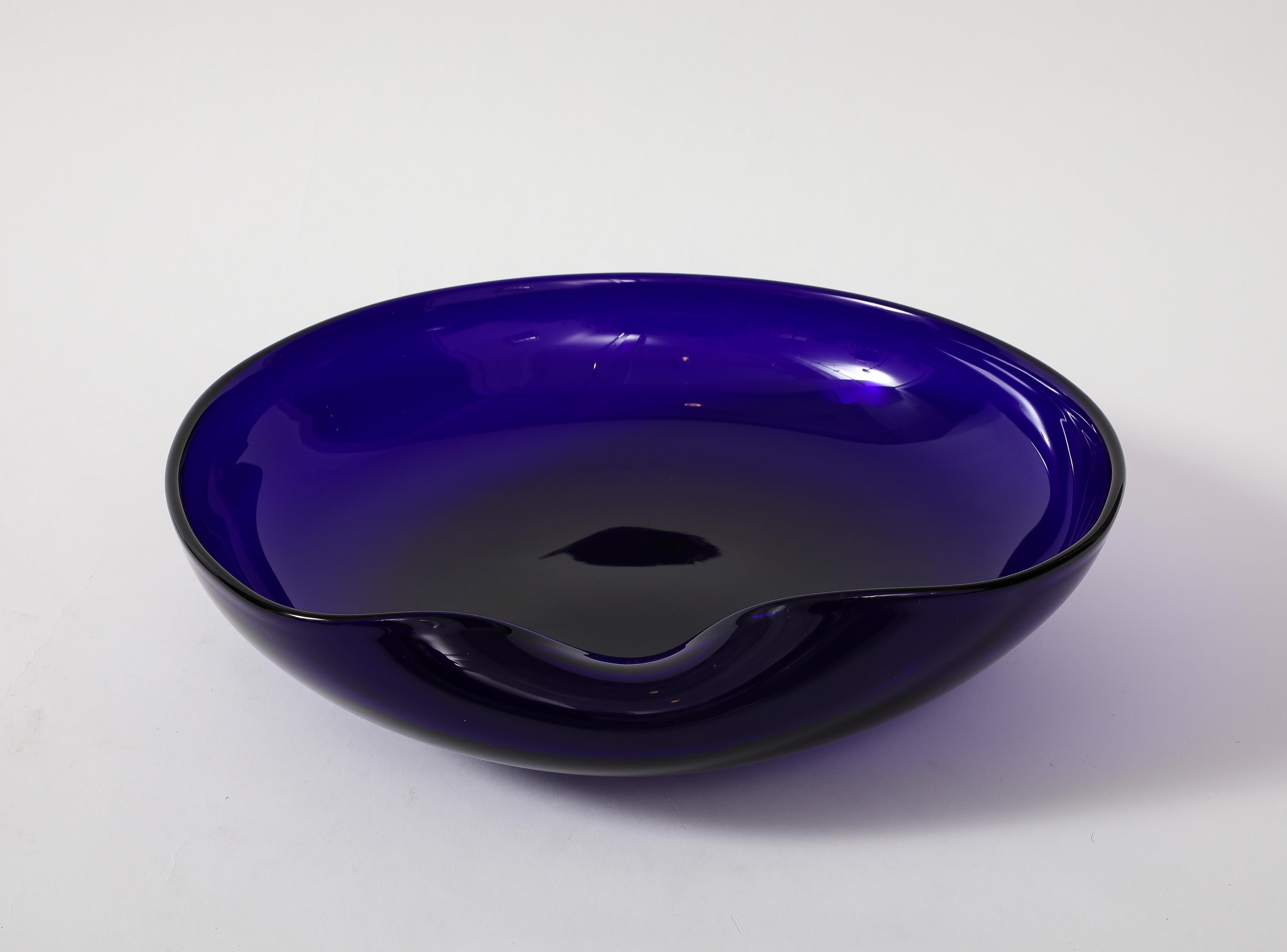 Precioso juego de cuencos de vidrio soplado veneciano de color azul cobalto con la huella del pulgar, diseñados por Elsa Peretti para Tiffany & Co, en estado original vintage con algo de desgaste y pátina debidos a la edad y el uso, hay un ligero