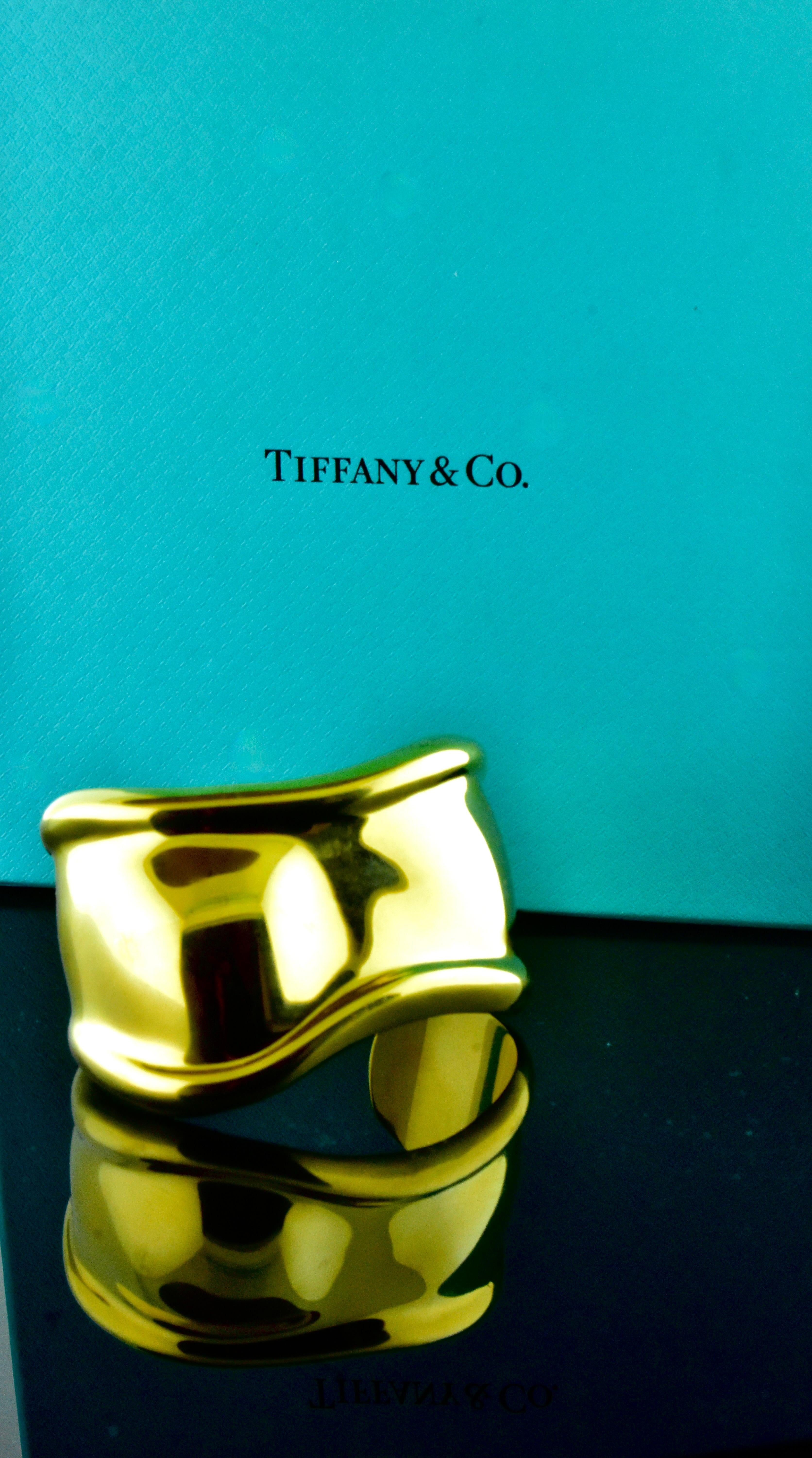 Elsa Peretti for Tiffany & Co. Vintage 18K Bone Cuff, Medium Size In Excellent Condition In Aspen, CO