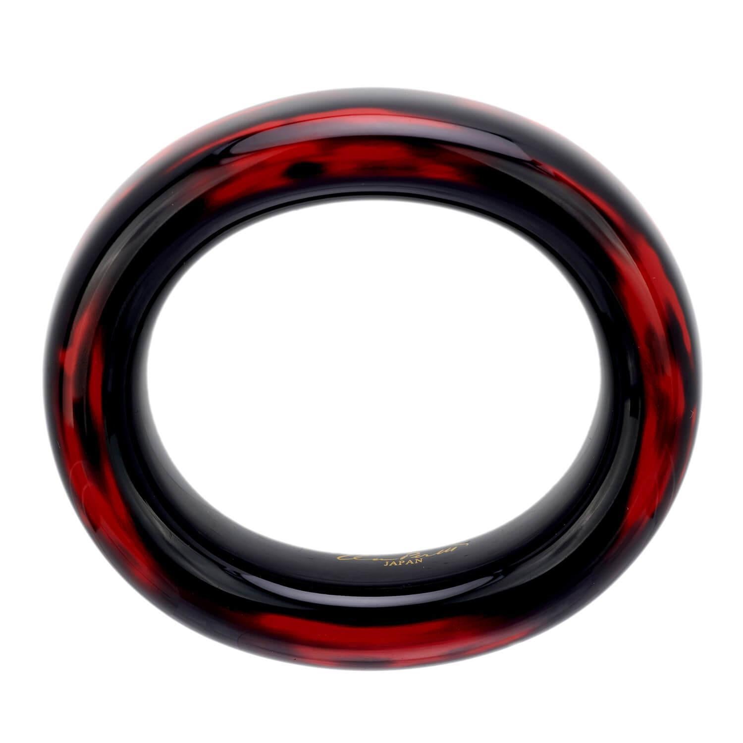 Die in Florenz geborene Elsa Peretti lernte ihre Kollektion erstmals 1974 bei Tiffany & Co. kennen. In dieser Zeit wurde ihre Kollektion mit großem Erfolg vorgestellt. Ihre Inspiration für den Schmuck kam aus der Natur mit Elementen wie Knochen,