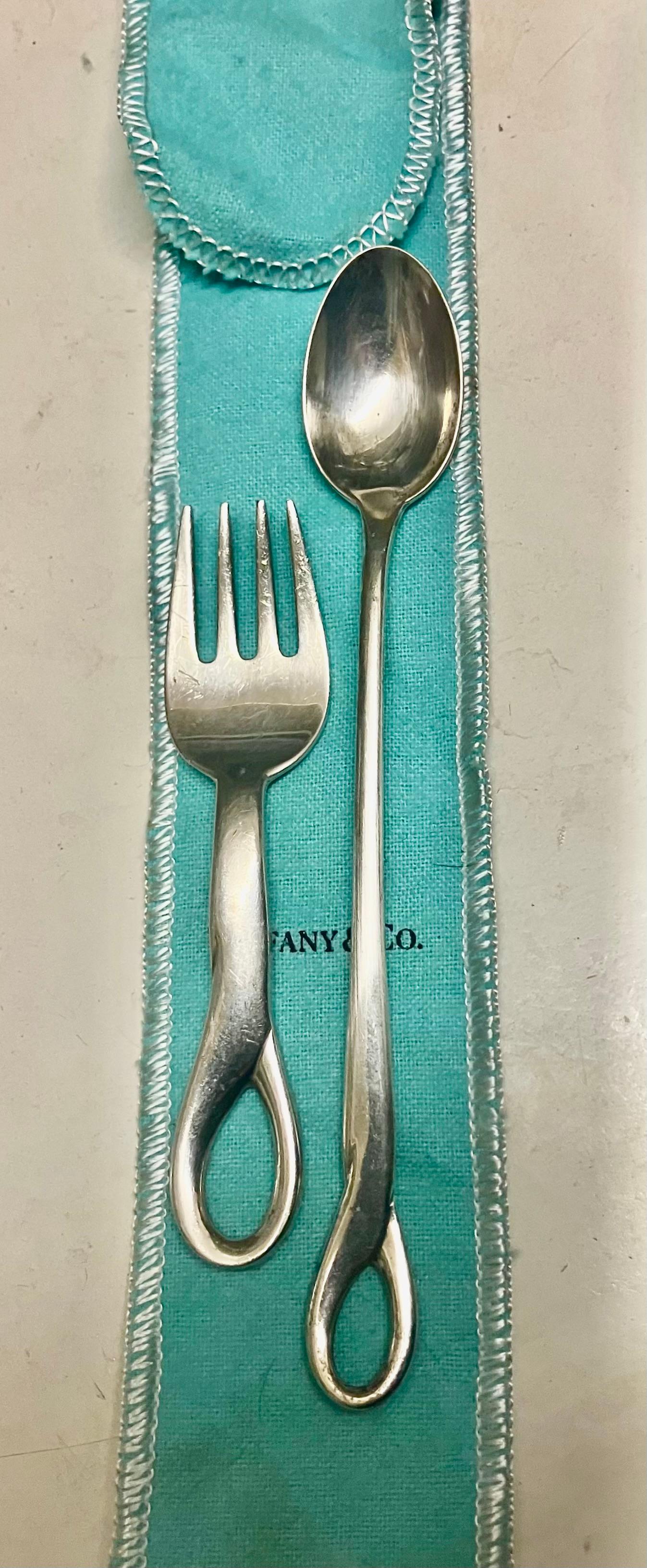 Elsa Peretti para Tiffany Utensilios de plata de ley para bebés. Tenedor para bebé y cuchara para comer de esterlina del siglo XX, modelo Padova, con el sello Tiffany & Co Peretti 1984. Italia, 1984

Dimensiones: 
Horquilla: 4