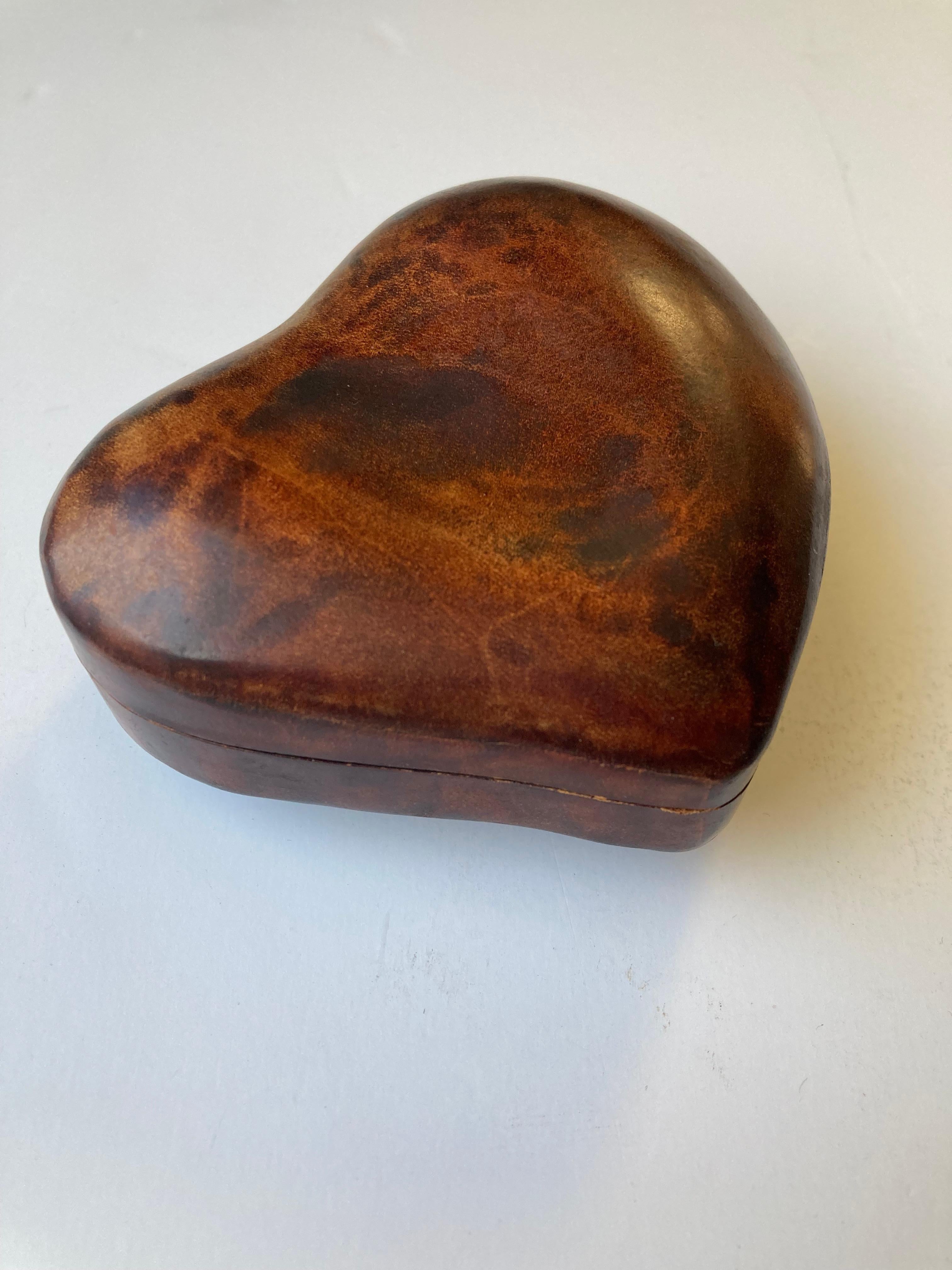 Magnifique boîte en cuir en forme de cœur, conçue par l'artiste / designer bien connu.  Elsa Peretti.