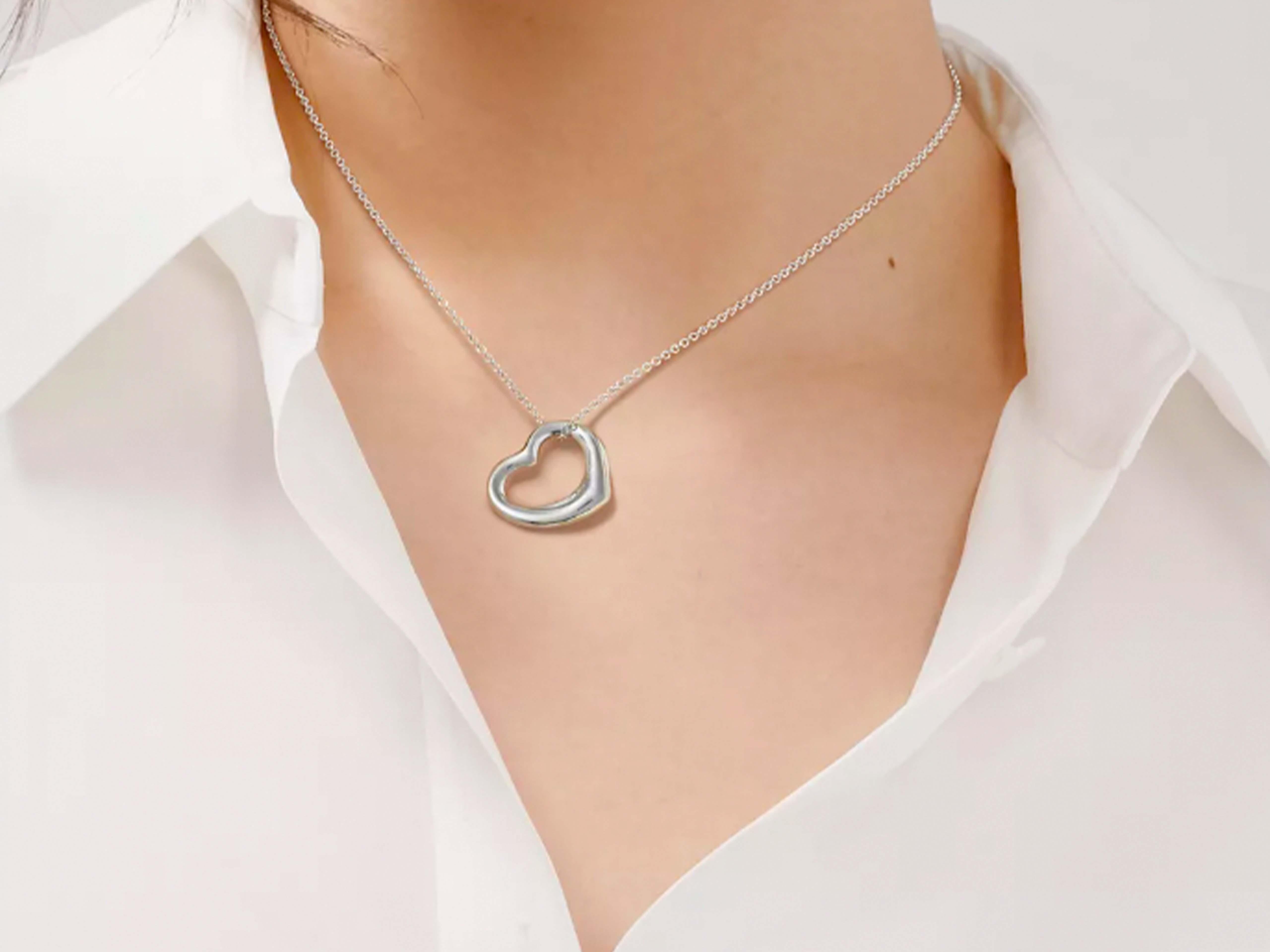 Collana Specifiche:

Marchio: Tiffany & Co. Elsa Peretti

Metallo: Argento Sterling, AG 925

Diametro del ciondolo: 22 mm

Lunghezza della catena: 16