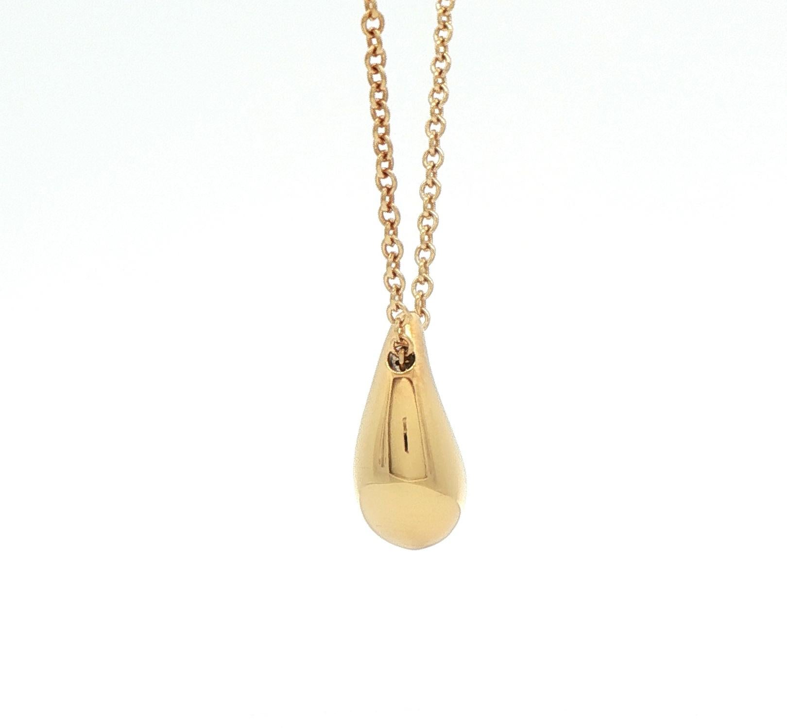 Elsa Peretti's iconic tear drop pendant in 18kt yellow gold brings timeless elegance to any collection. This classic 12mm design captures the designer's signature minimalist aesthetic with its smooth, organic curves. Suspended on an 18-inch chain,