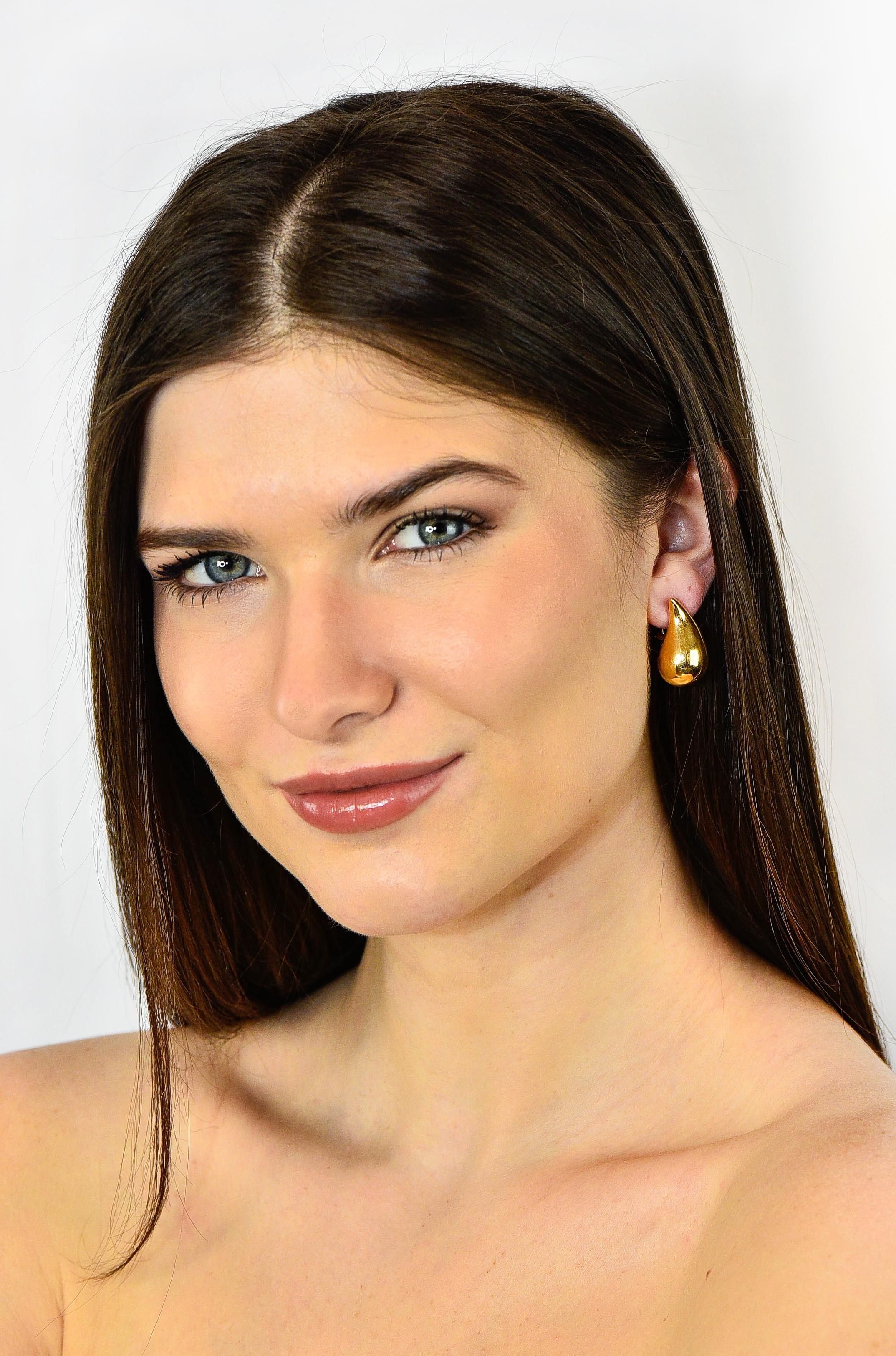 Elsa Peretti Tiffany & Co. 18 Karat Gold Vintage Teardrop Earrings In Excellent Condition In Philadelphia, PA