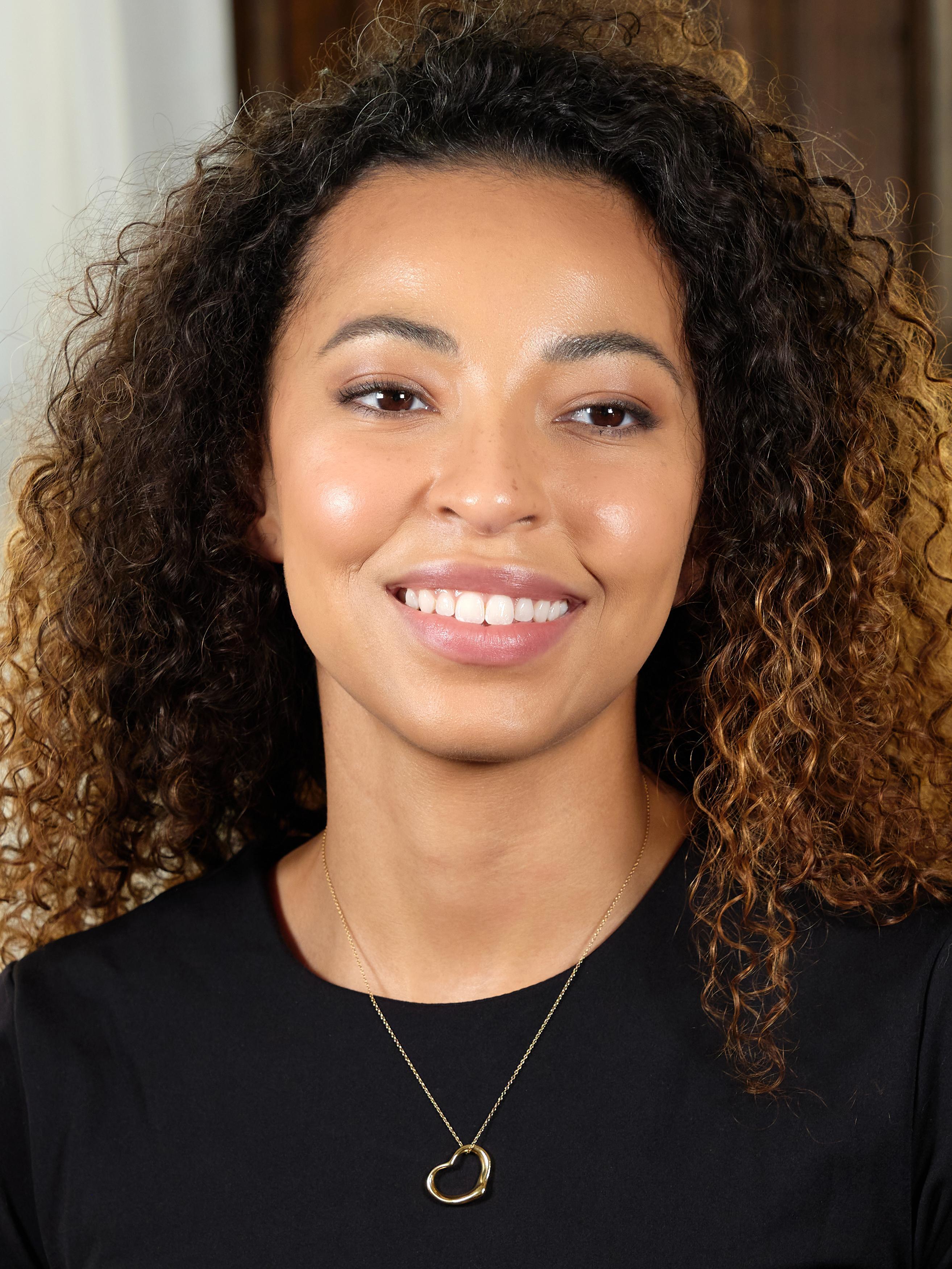 Compuesto por una cadena de eslabones de cable que suspende un colgante en forma de corazón
Con un diseño orgánico sinuoso y un acabado pulido de alto brillo
Se completa con un cierre de resorte con etiqueta con el logotipo
Estampado para oro de 18