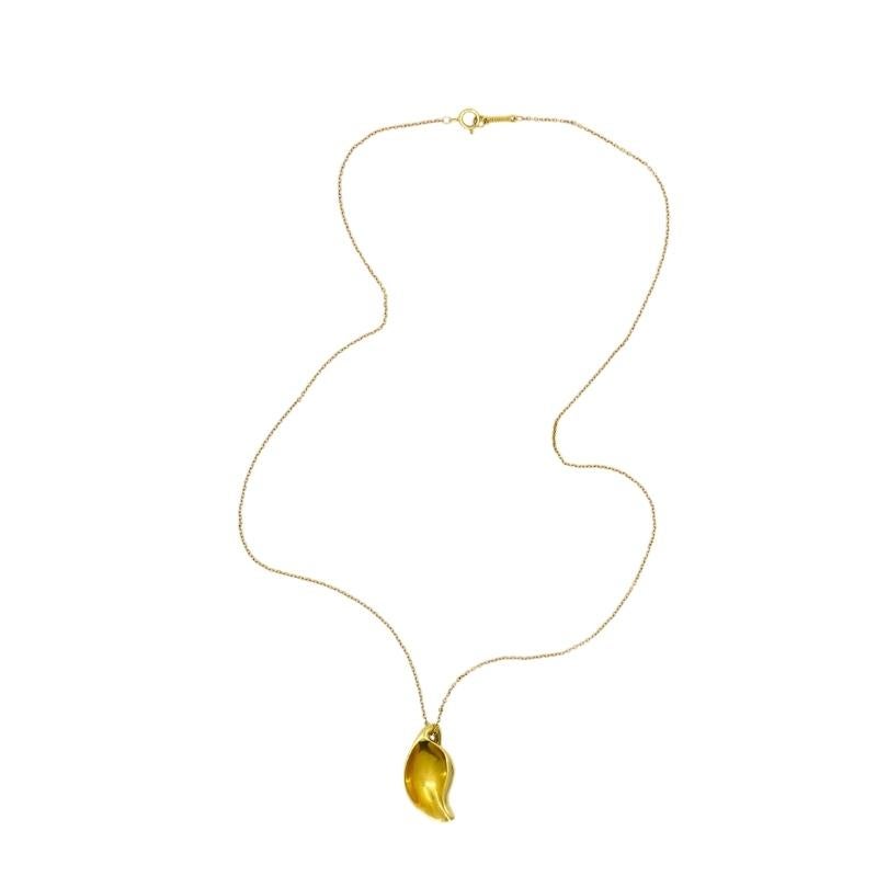 Elsa Peretti Peretti for Tiffany & Co. Collana con ciondolo a forma di giglio in oro 18k In condizioni buone in vendita a Beverly Hills, CA