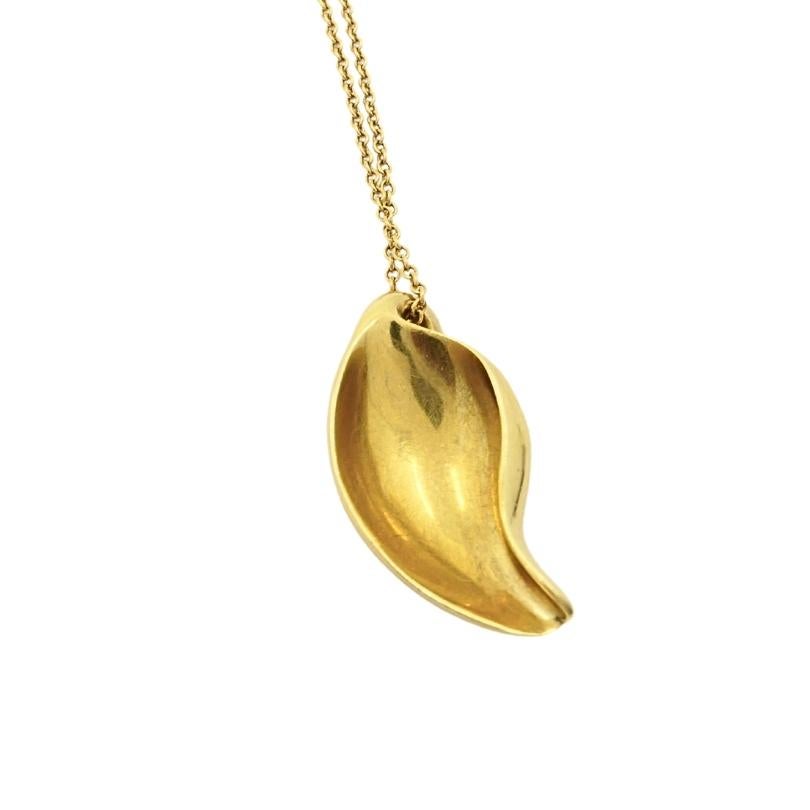 Donna Elsa Peretti Peretti for Tiffany & Co. Collana con ciondolo a forma di giglio in oro 18k in vendita