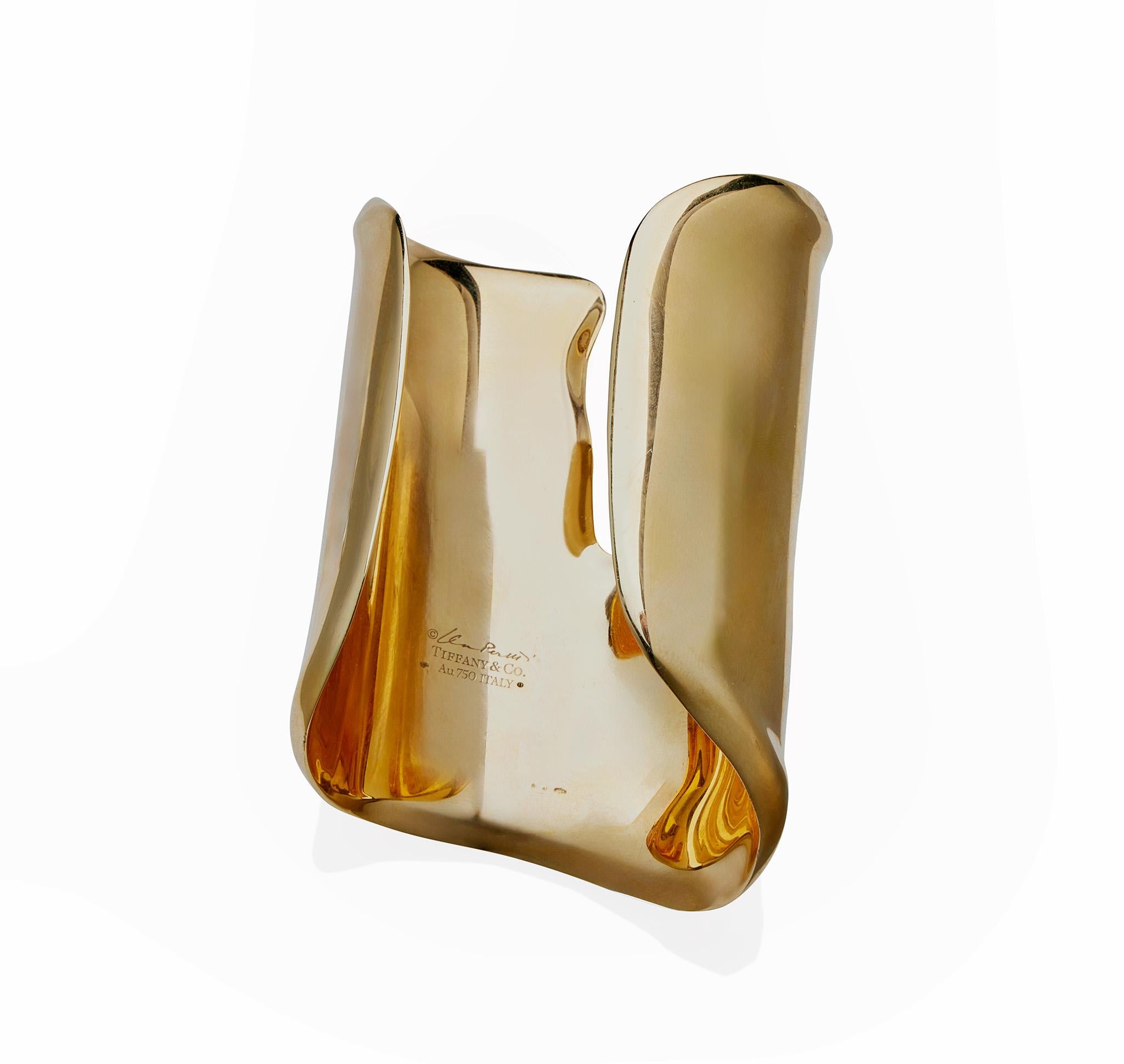 Elsa Peretti pour Tiffany & Co. Bracelet manchette « Bone » large en or 18 carats Excellent état - En vente à New York, NY
