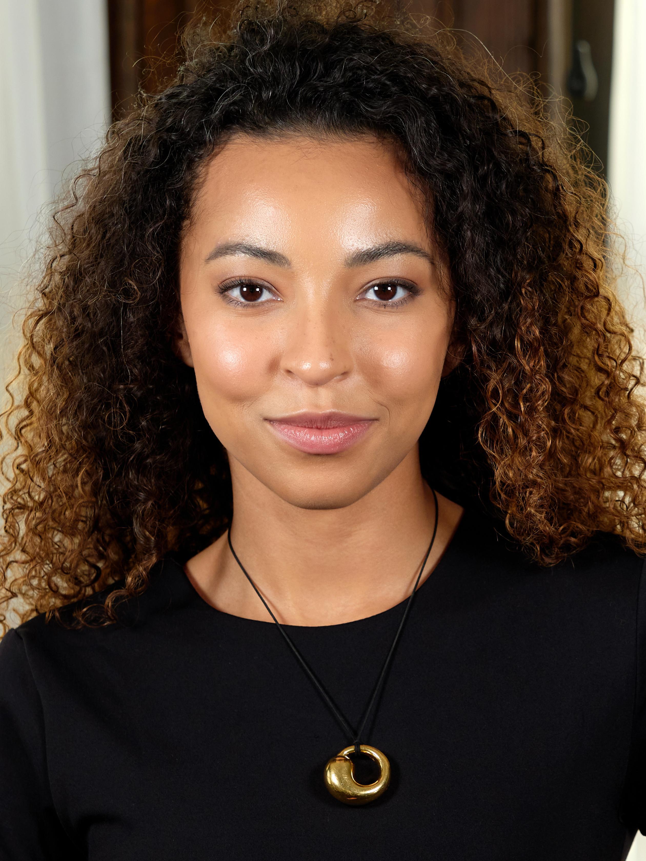 Conçu comme un cordon de soie noire suspendu à un pendentif dimensionnel.
Représentant une forme de goutte stylisée avec une queue effilée formant un cercle
Complété par une finition polie
Se termine par une Corde bouclée et nouée
Estampillé pour