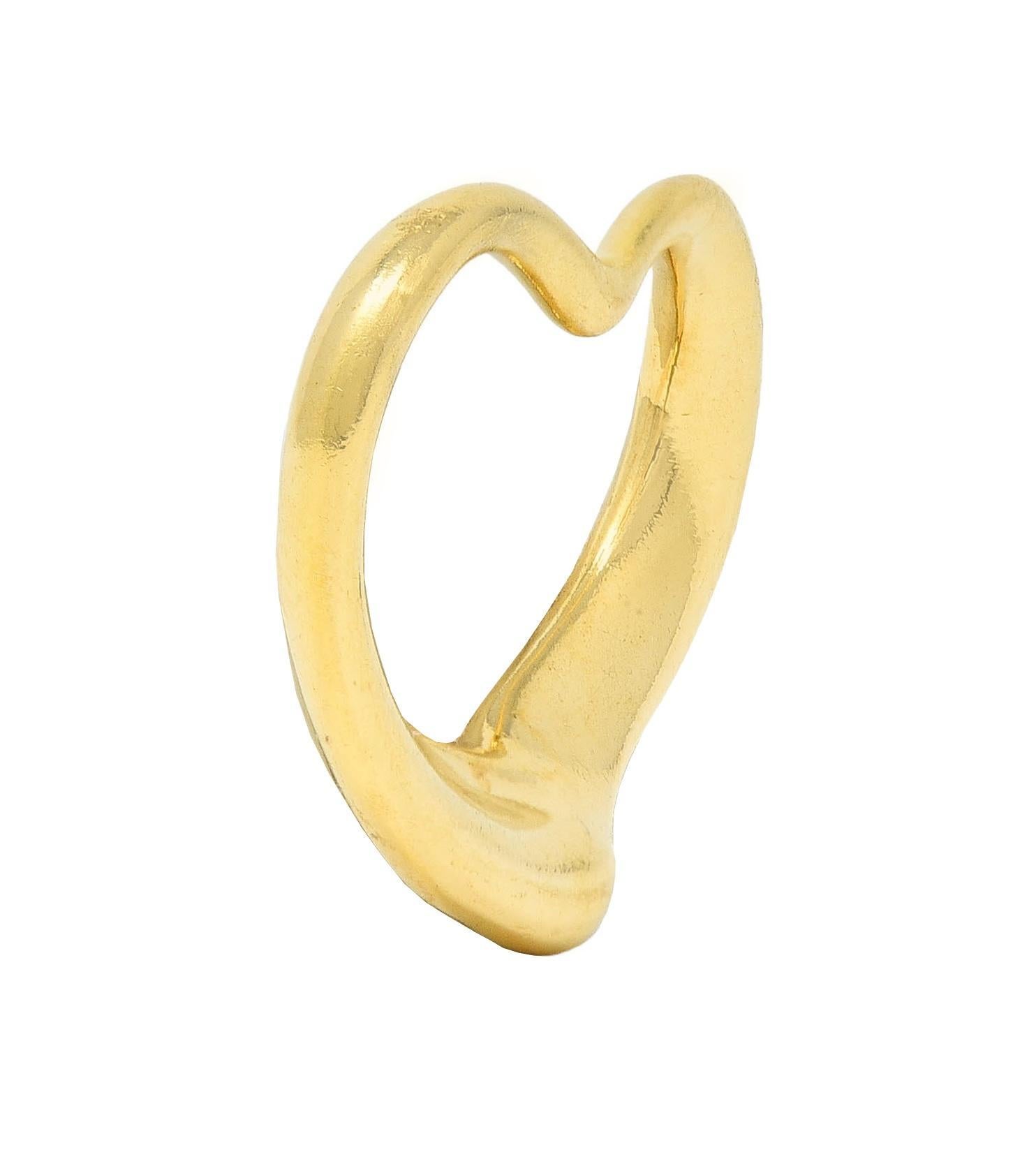 Entworfen als gewundener, durchbrochener Herz-Anhänger
Schlank mit Hochglanzoberfläche
Gestempelt für 18 Karat Gold
Vollständig signiert Elsa Peretti für Tiffany & Co.
Circa: 1990er Jahre
Anhänger misst: 11/16 x 7/8 Zoll - Tiffany Größe