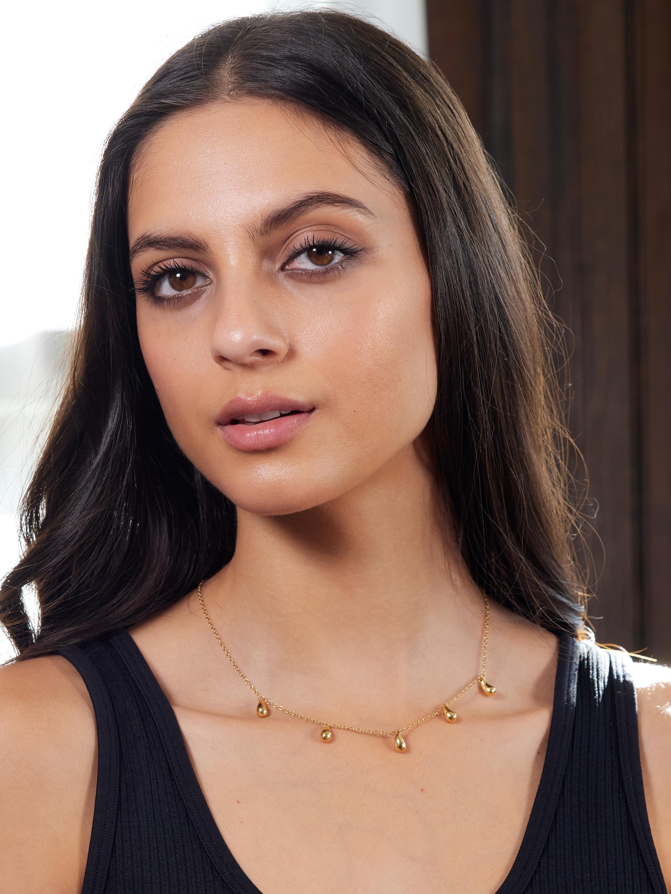 Designed as a cable link chain suspending fringe pendants
Teardrop shaped with high polish finish
Suspending from jump rings
Stamped for 18 karat gold
Fully signed for Elsa Peretti ad Tiffany & Co.
Circa: 1990's
Pendant Measure: 3/16 x 7/16