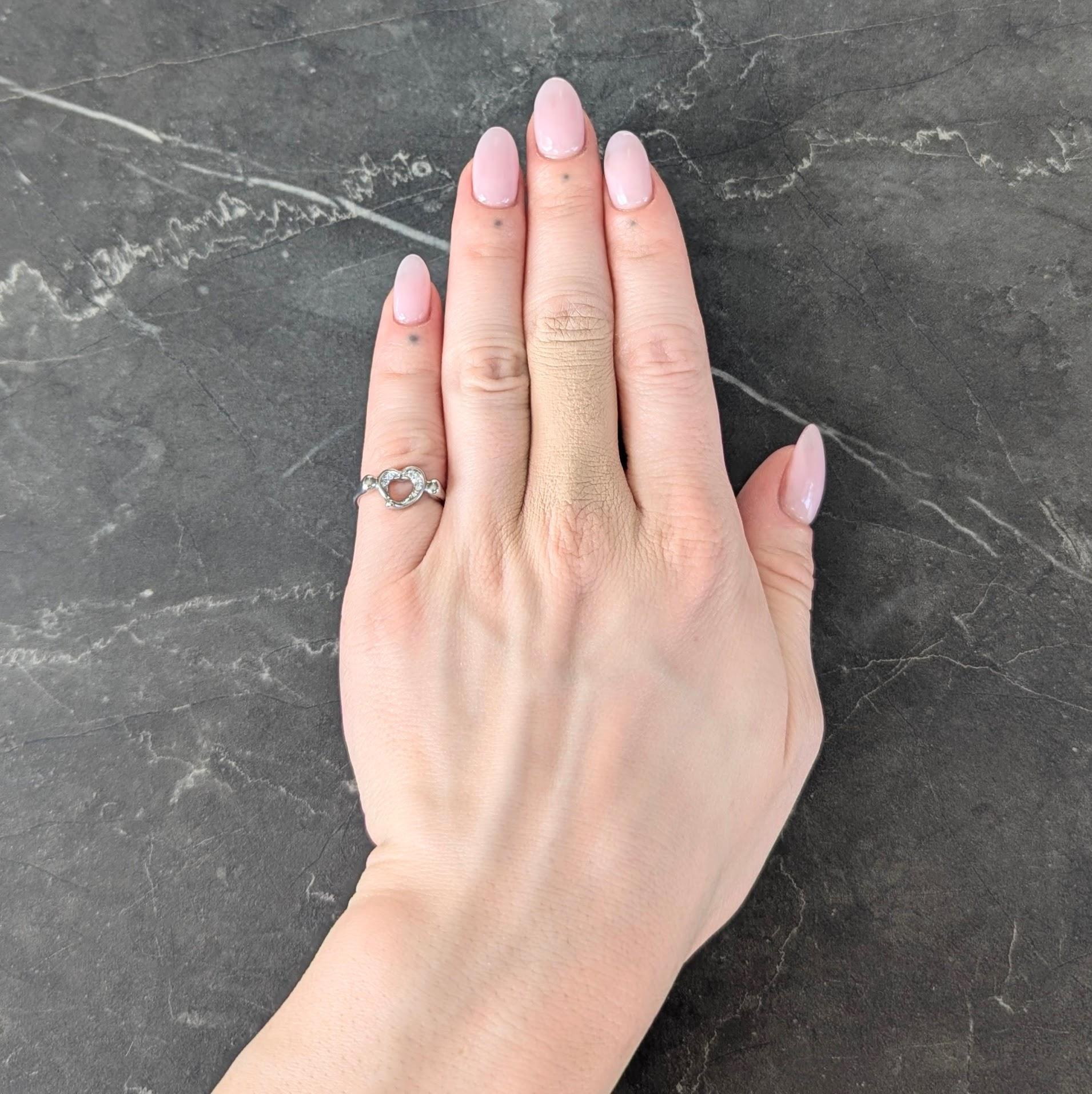 Disegnato come un cuore sinuoso traforato con diamanti incastonati.
Taglio rotondo brillante e peso totale di circa 0.10 carati
Occhi puliti e luminosi - posizionati sulla curva interna
Affiancato da spalle organiche e arrotondate
Timbrato per il