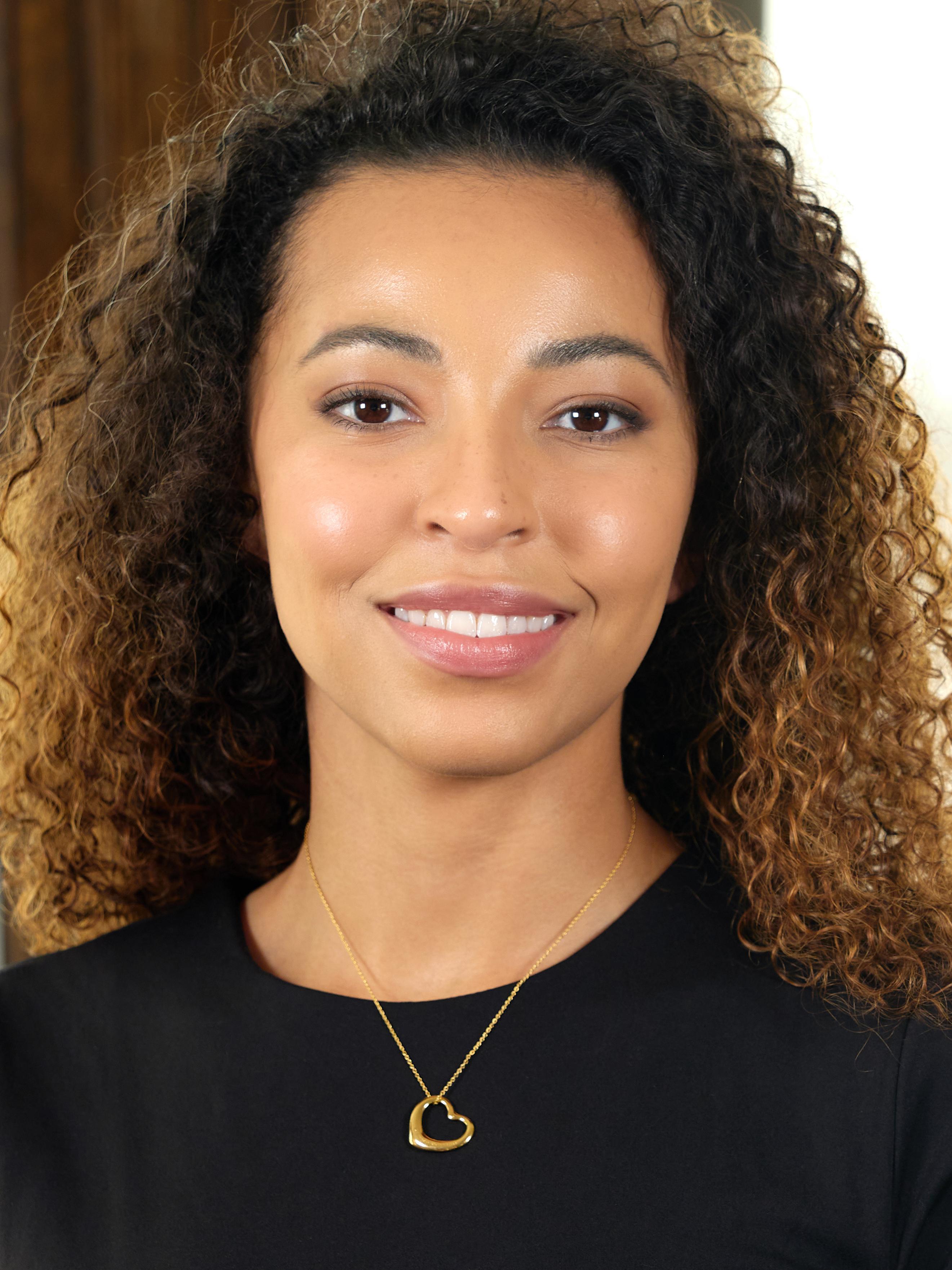 Composé d'une chaîne à maillons en câble de 1.0 mm suspendant un pendentif en forme de cœur.
Avec un design organique sinueux et une finition hautement polie.
Fermeture par un fermoir à ressort avec étiquette logo
Estampillé pour l'or 18