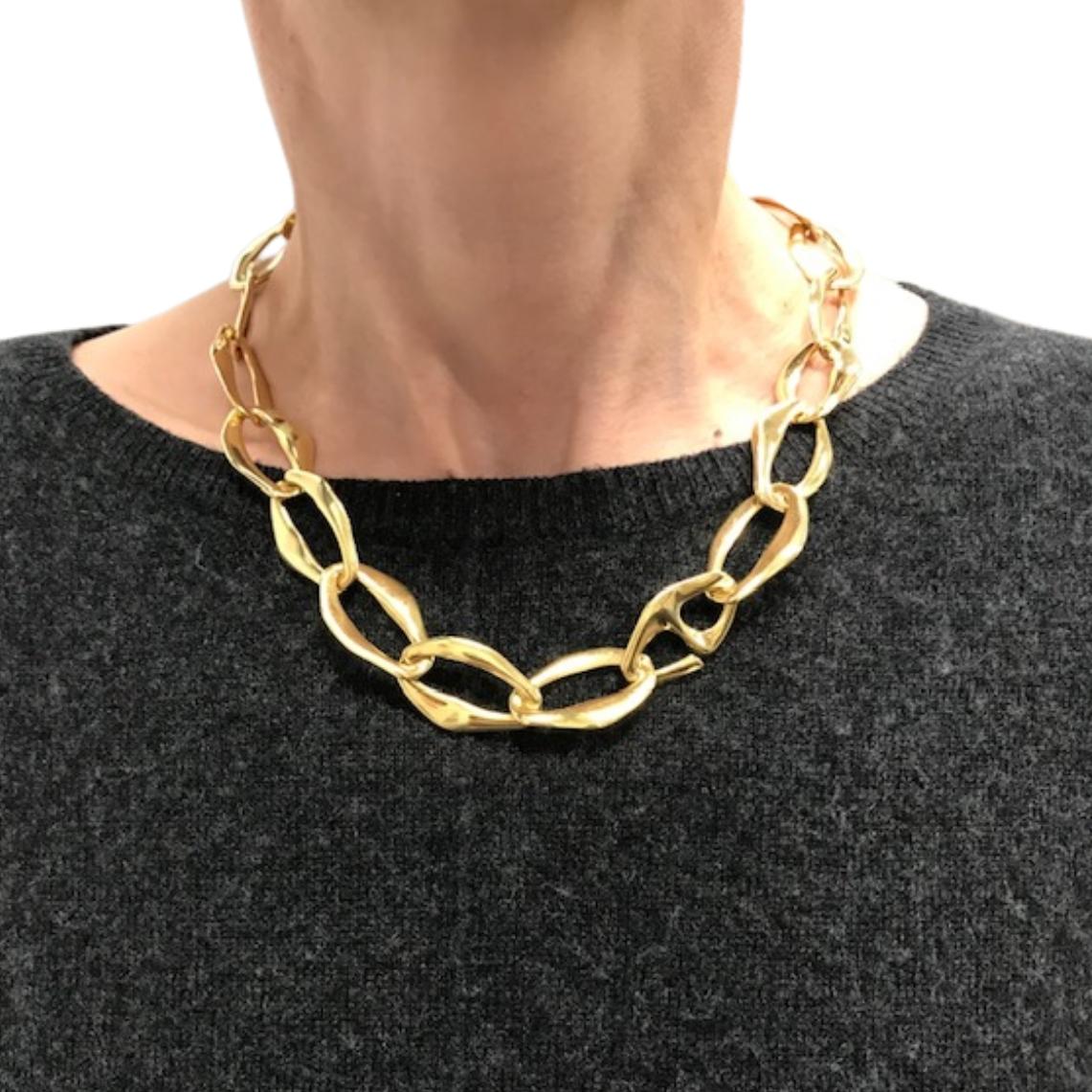 Este diseño de Elsa Peretti for Tiffany & Co. El collar Egeo es un refinado estudio de la forma fluida y orgánica. Realizado en oro de 18 quilates, presenta los eslabones escultóricos característicos de Peretti: formas suaves y alargadas inspiradas