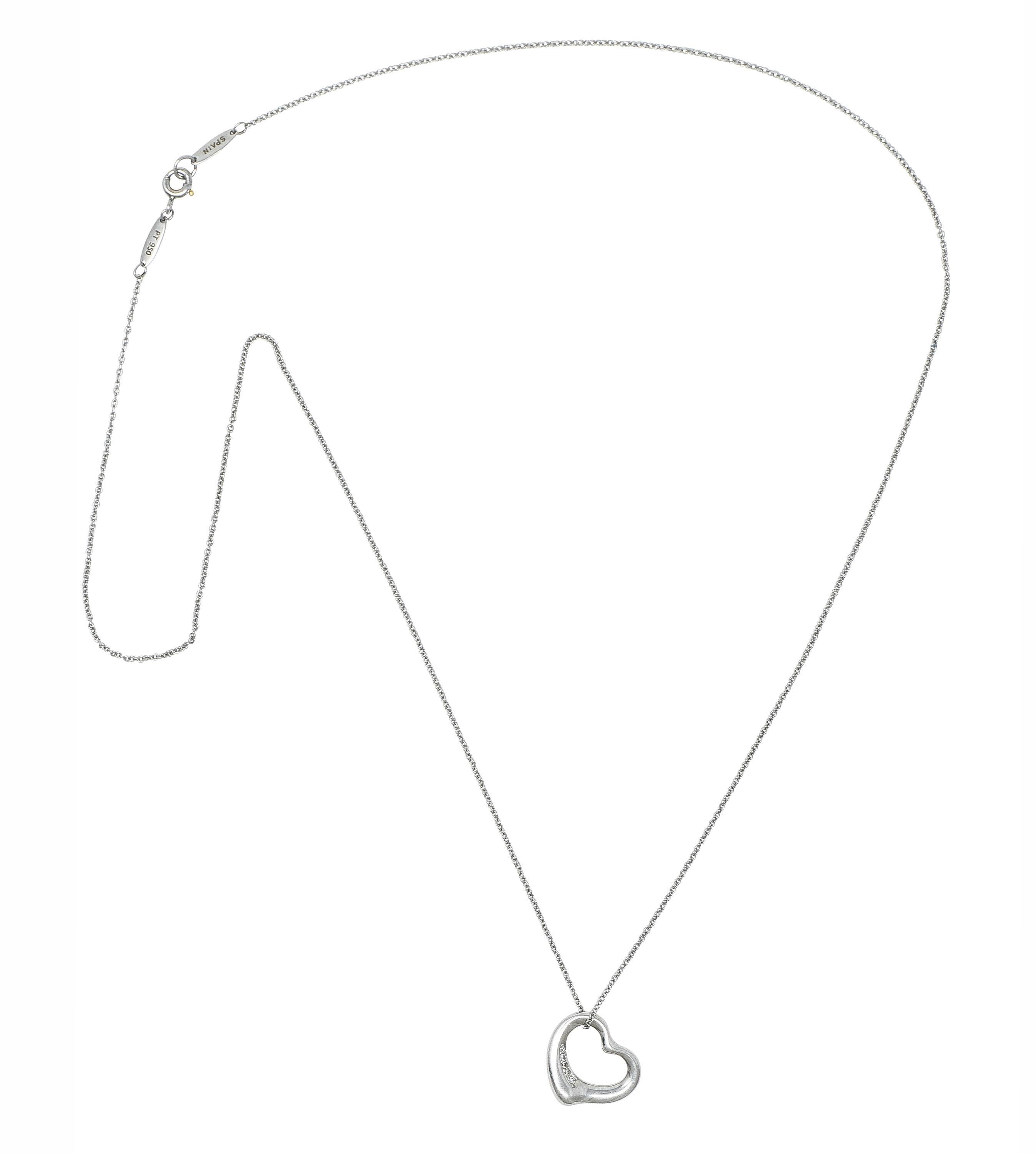 Entworfen als 1,0-mm-Kabelkette, an der ein durchbrochener offener Herzanhänger hängt.
Gewunden mit perlenbesetzten runden Diamanten im Brillantschliff 
Mit einem Gesamtgewicht von etwa 0,02 Karat 
Augensauber und hell
Vervollständigt durch einen