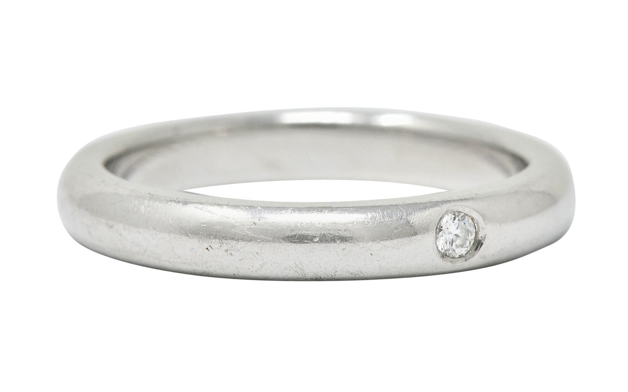 L'anneau est conçu avec une courbure arrondie

Avec un diamant rond et brillant serti à fleur de peau

Pesant environ 0,03 carat ; blanc et sans tache

Entièrement signé Elsa Peretti Tiffany & Co.

Estampillé PT950 pour le platine

Circa :