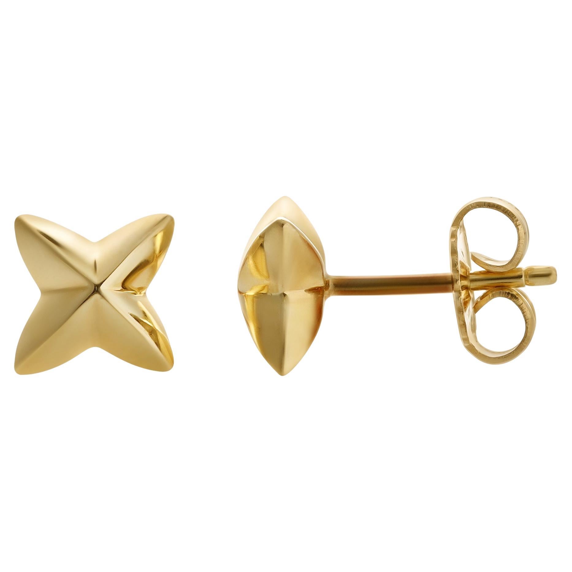 Un elegante paio di orecchini creati da Elsa Peretti for Tiffany & Co. per la collezione Northern Star, con due stelle a quattro punte finemente realizzate in oro giallo 18 carati. Viene fornito con un palo e delle chiusure a pressione. 
