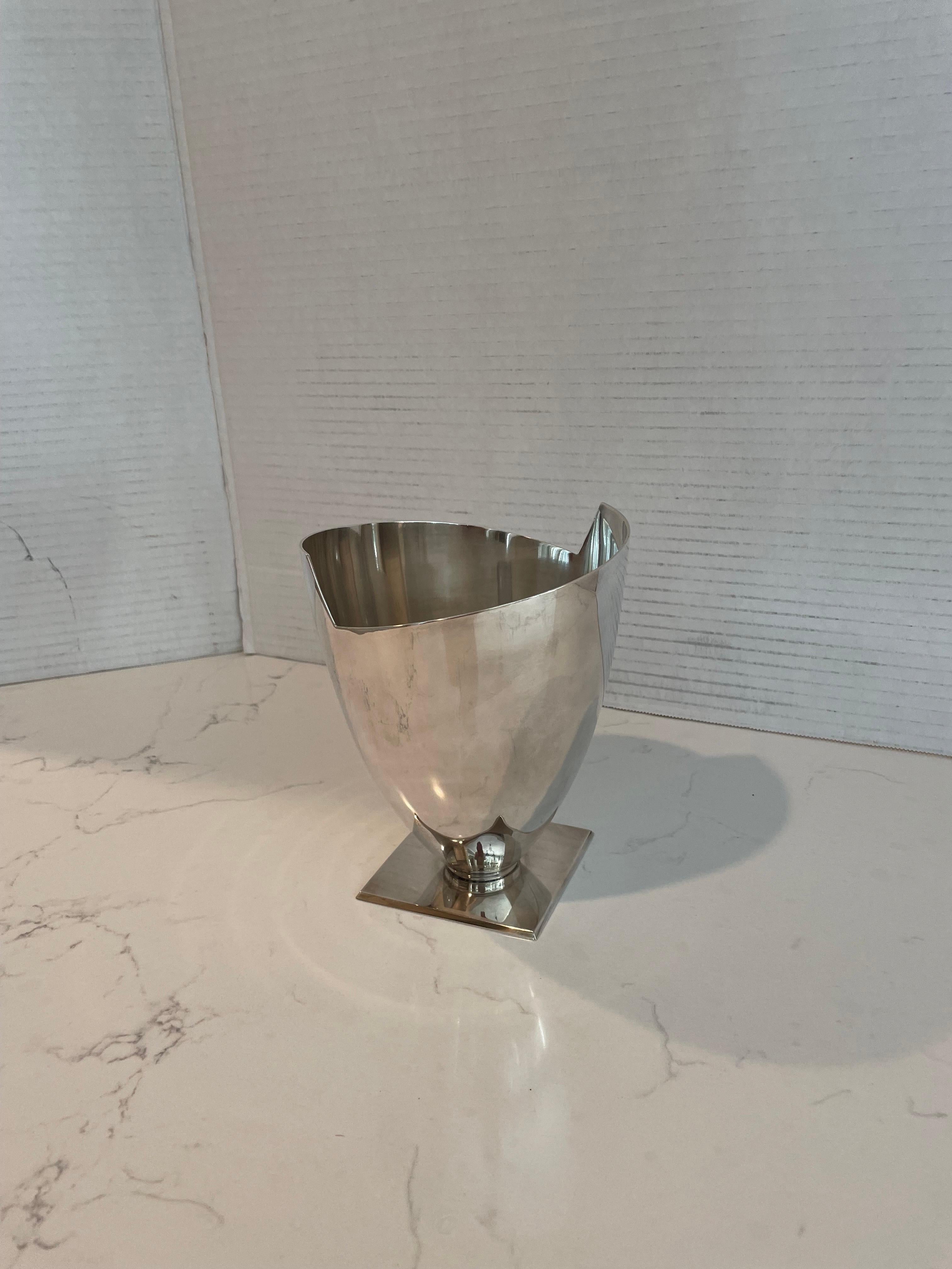 Fin du 20e siècle Vase postmoderne Elsa Rady en métal argenté en vente