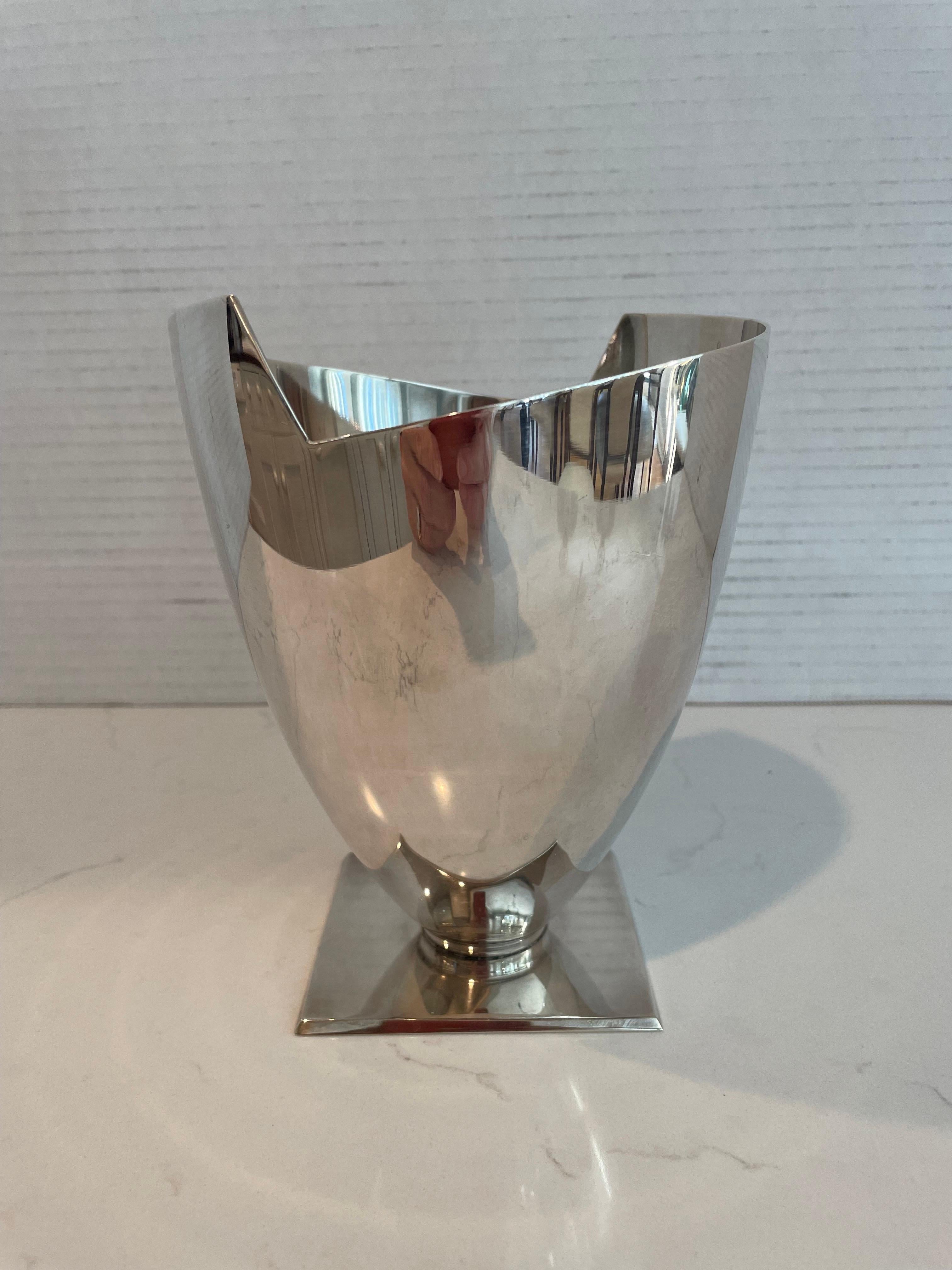 Plaqué argent Vase postmoderne Elsa Rady en métal argenté en vente