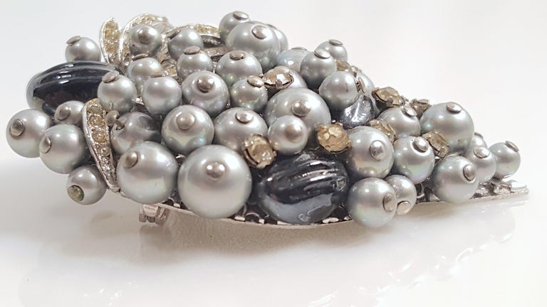 Art Deco Couture 1939-50 SchiaparelliSchlumbergerStyle GlassBeads ProngSetCrystal Brooch For Sale