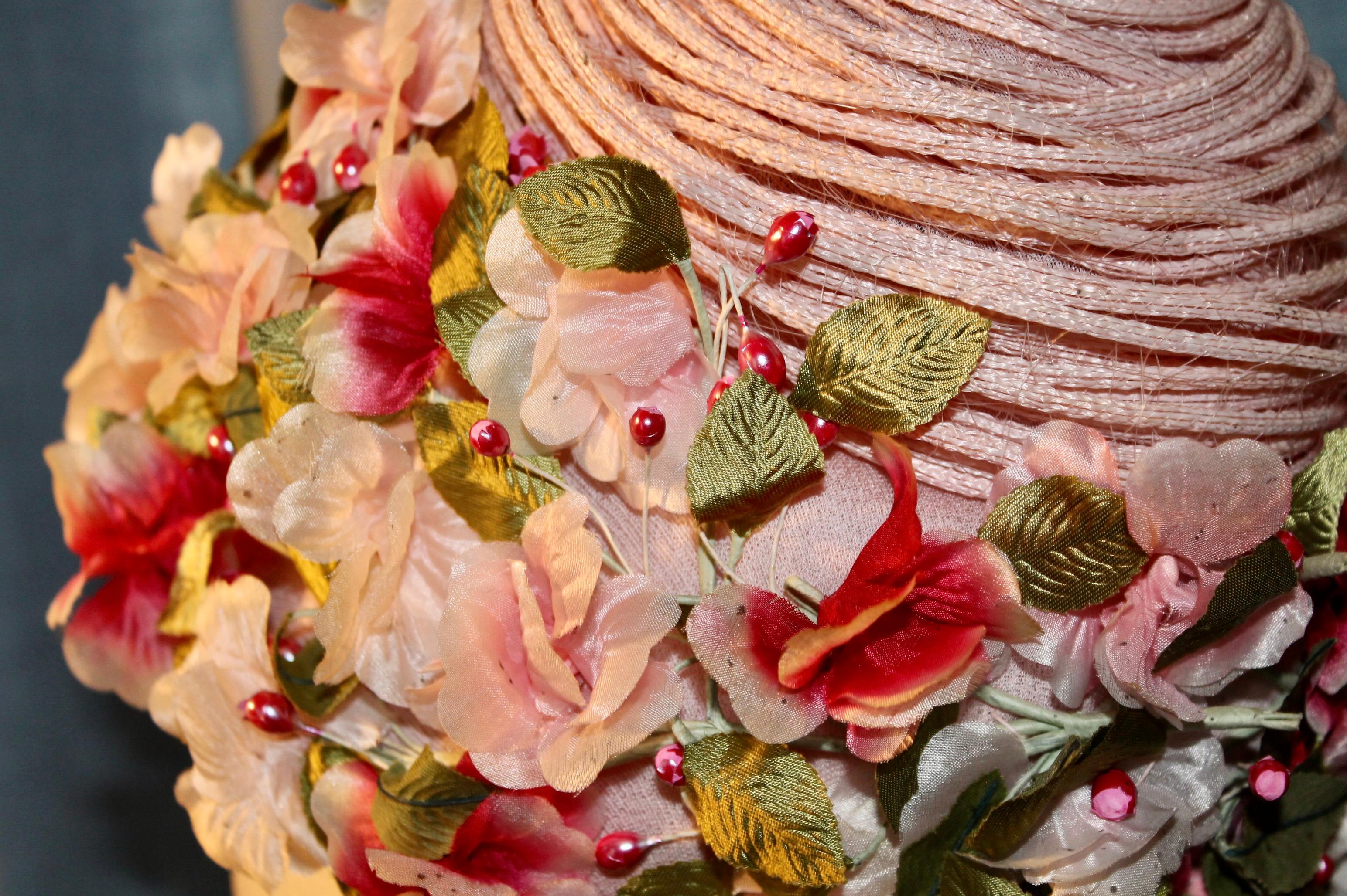 Elsa Schiaparelli - Chapeau à fleurs en soie des années 1950 en vente 1