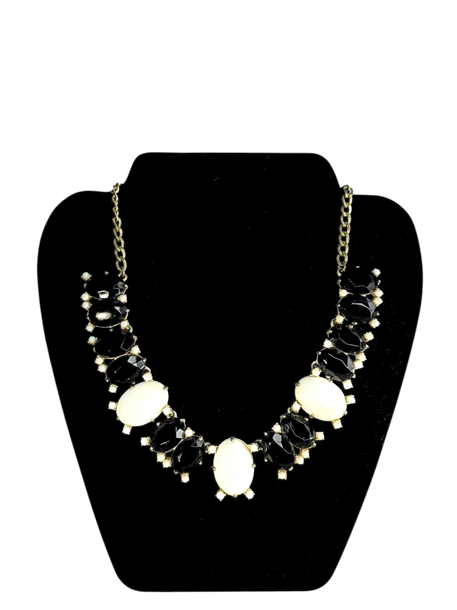 Collana con cabochon bianchi e neri di Elsa Schiaparelli, anni '50 in vendita 3