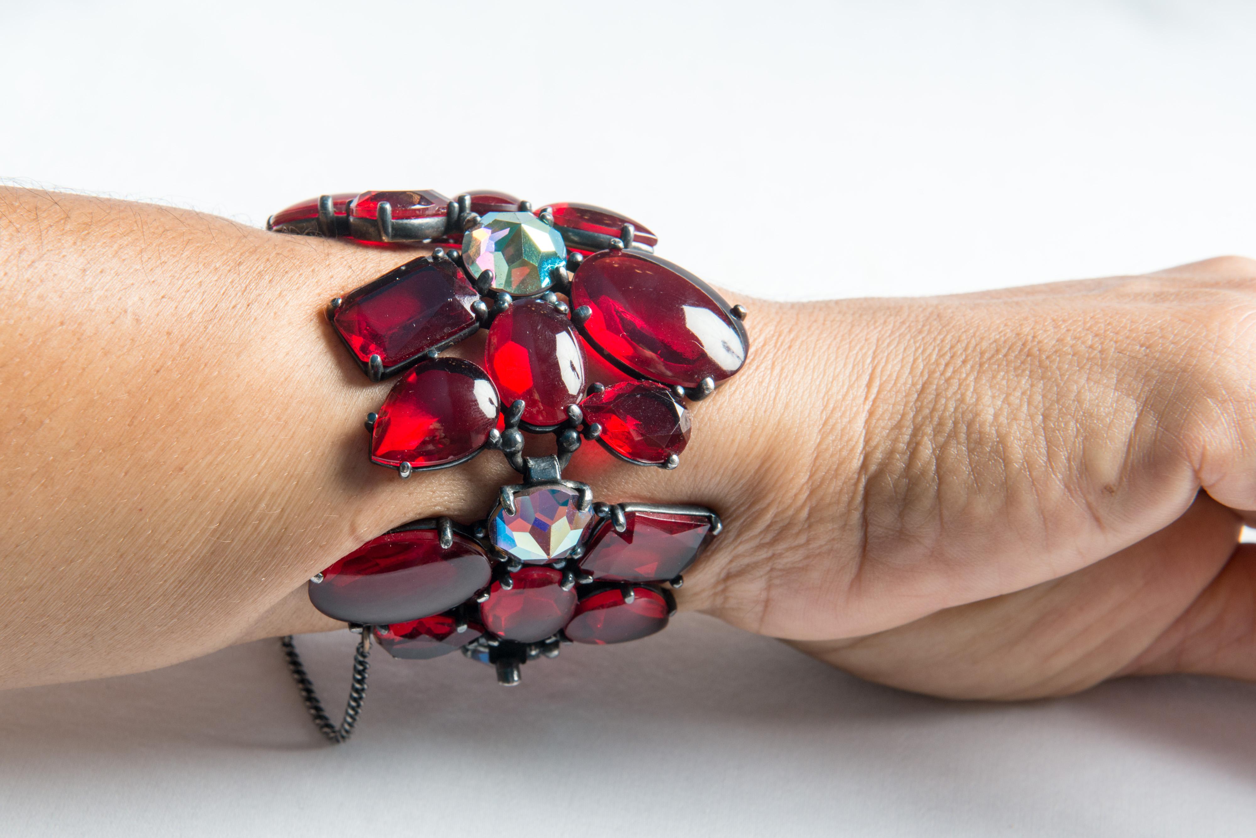 Elsa Schiaparelli ensemble bracelet et boucles d'oreilles Excellent état - En vente à Stamford, CT