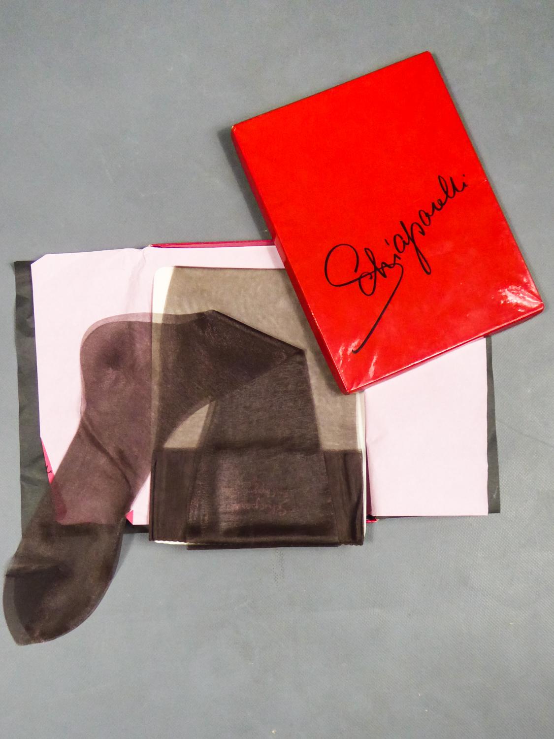 Elsa Schiaparelli Paire de bas et sa boîte d'origine Circa 1958 Bon état - En vente à Toulon, FR
