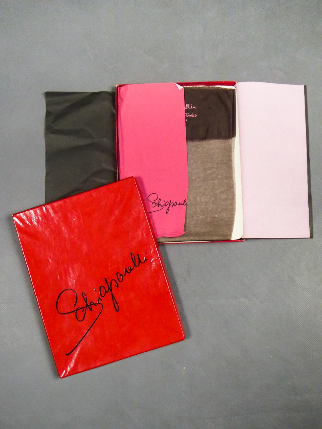 Elsa Schiaparelli Ein Paar Lagerbestände und seine Originalverpackung, um 1958  (Rot) im Angebot