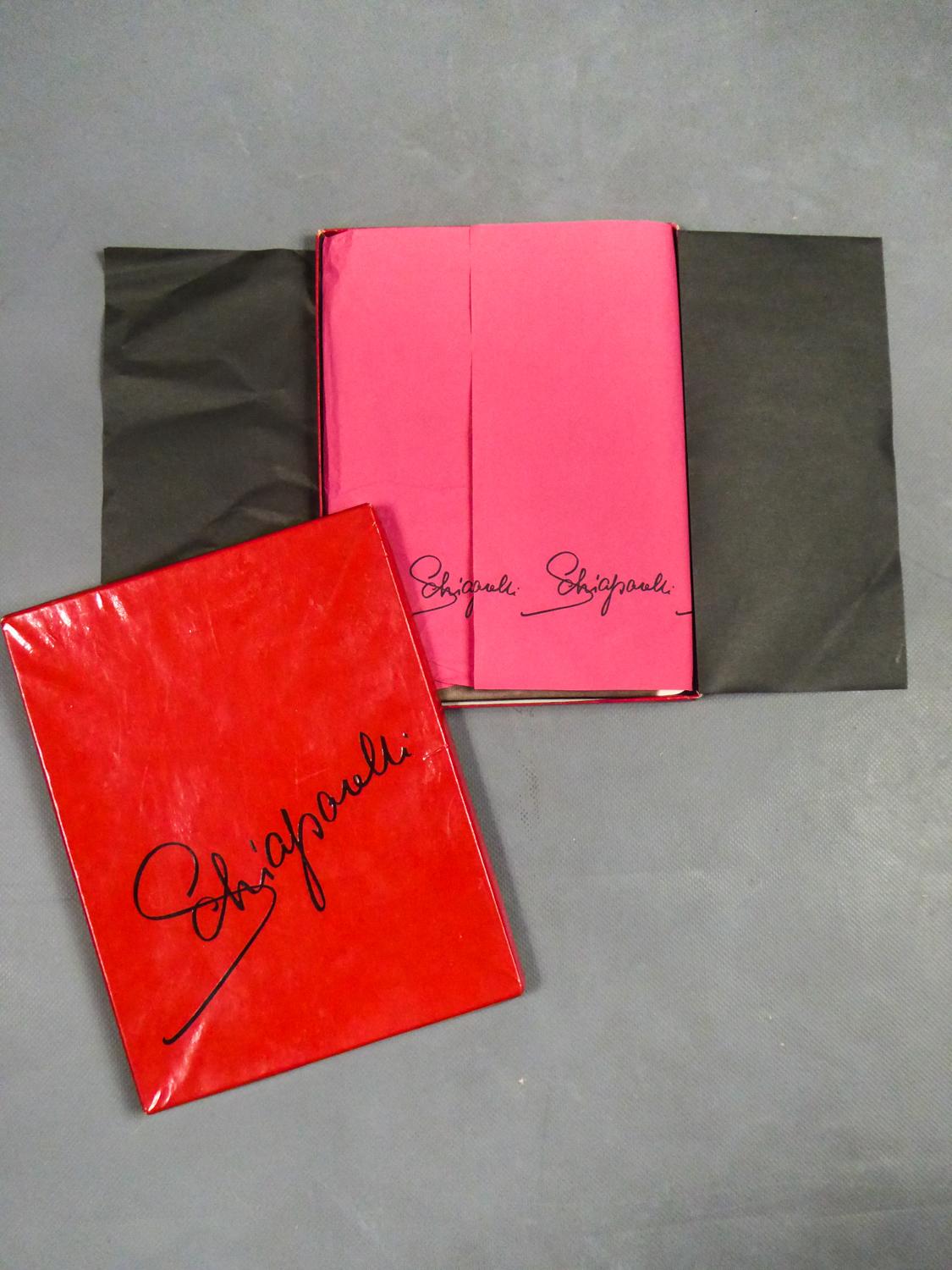 Elsa Schiaparelli Paire de bas et sa boîte d'origine Circa 1958 en vente 1