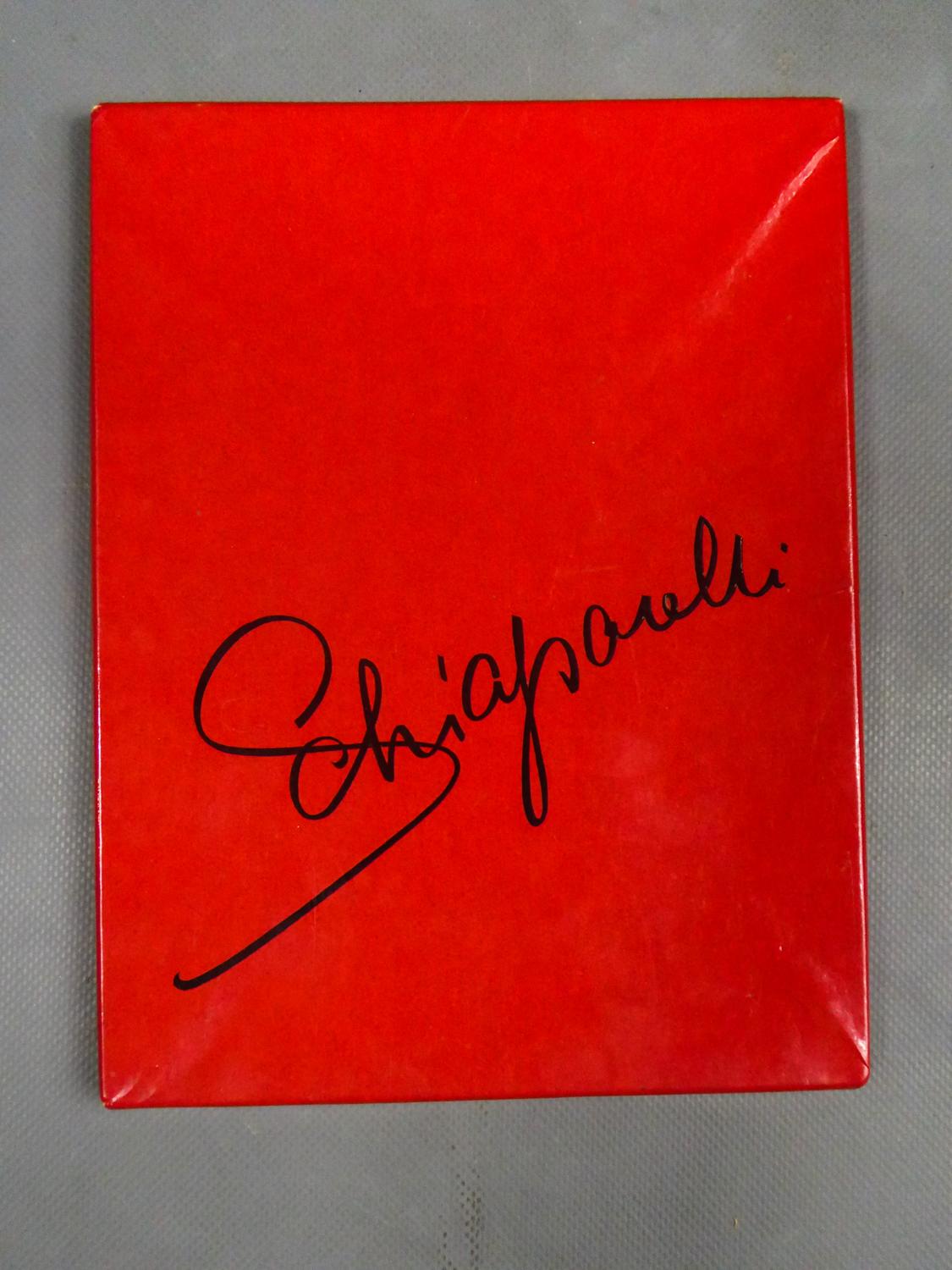 Elsa Schiaparelli Paire de bas et sa boîte d'origine Circa 1958 en vente 3