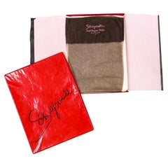Elsa Schiaparelli Paire de bas et sa boîte d'origine Circa 1958