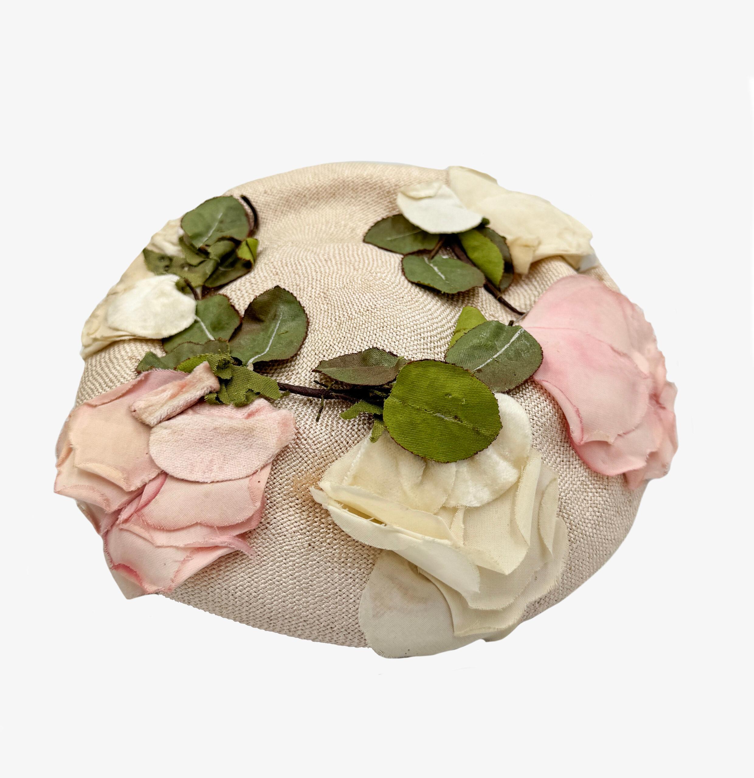 Cappello vintage Elsa Schiaperelli con applicazione floreale

Periodo - 1940-1950

Misure - 22 x 19 cm

Condizioni - molto buone

........Informazioni aggiuntive ........

- Le foto potrebbero essere leggermente diverse dall'articolo reale in