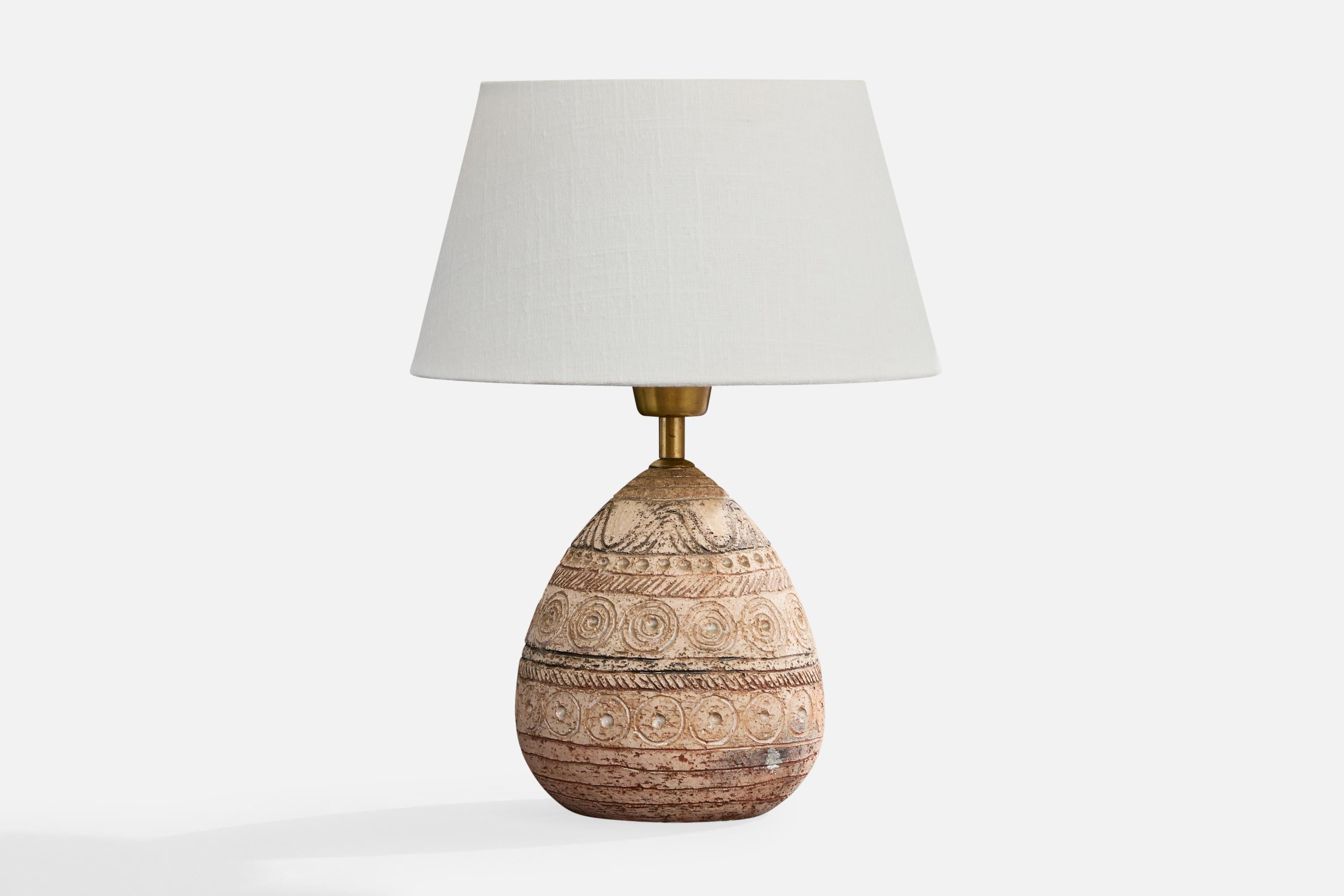 An incised beige brown ceramic and brass table lamp designed and produced by Elsi Borelius, Sweden, 1970s.

Dimensions of Lamp (inches): 9.6