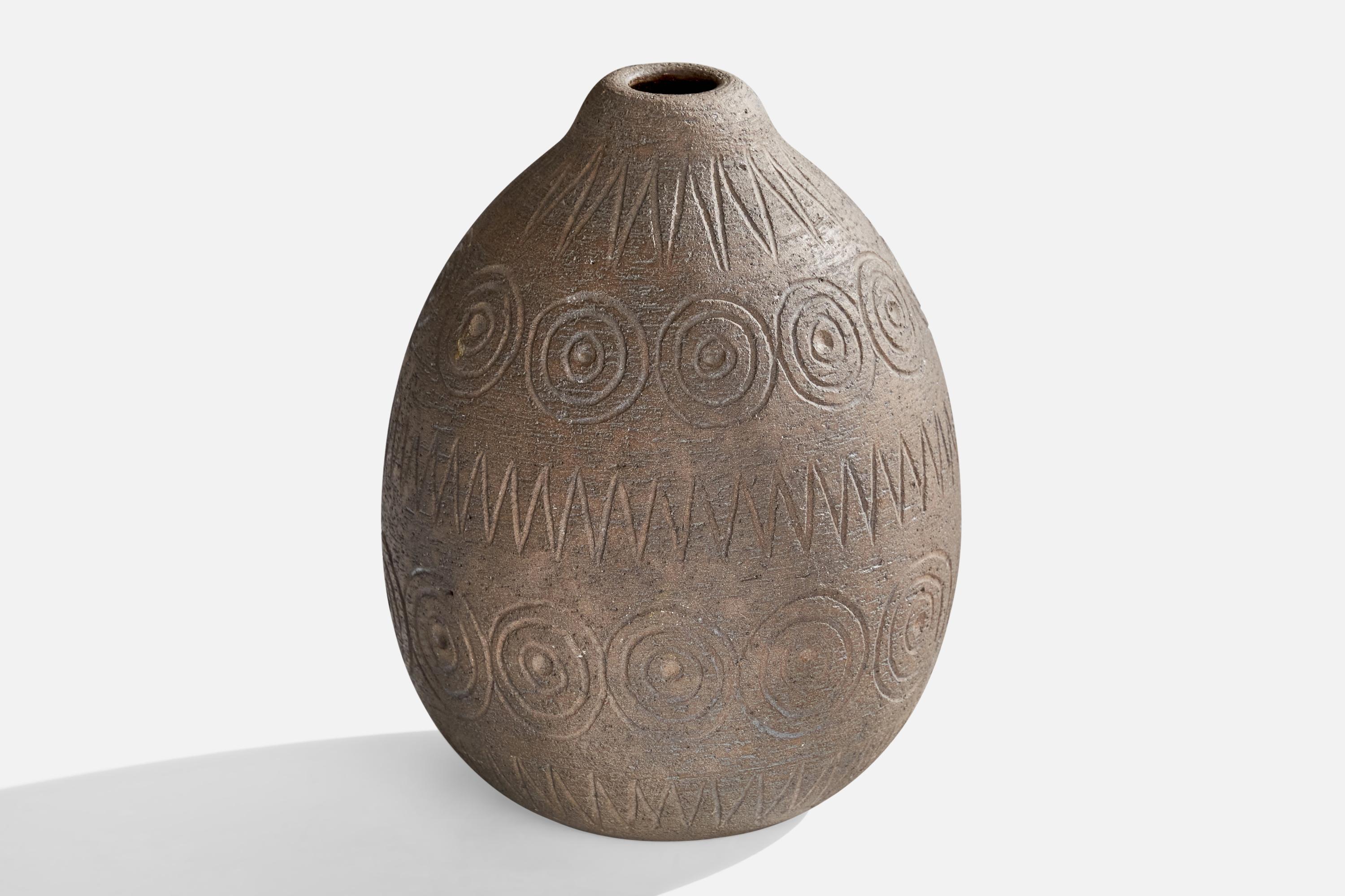 Vase incisé gris foncé conçu et produit par Elsi Borelius, Suède, années 1970.

