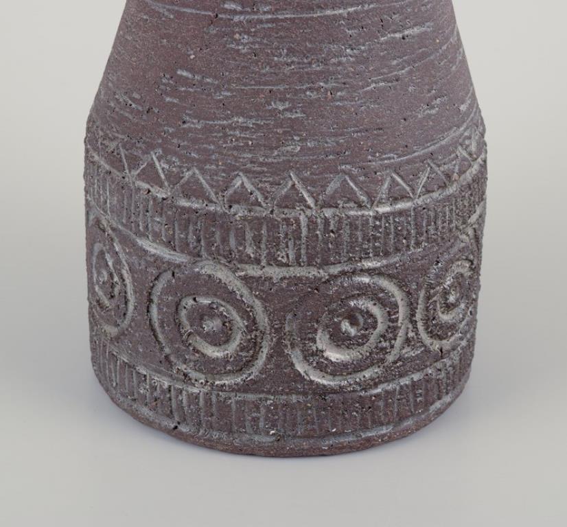 Svedese Elsi Bourelius. Vaso in ceramica. Non smaltato con un motivo geometrico. in vendita