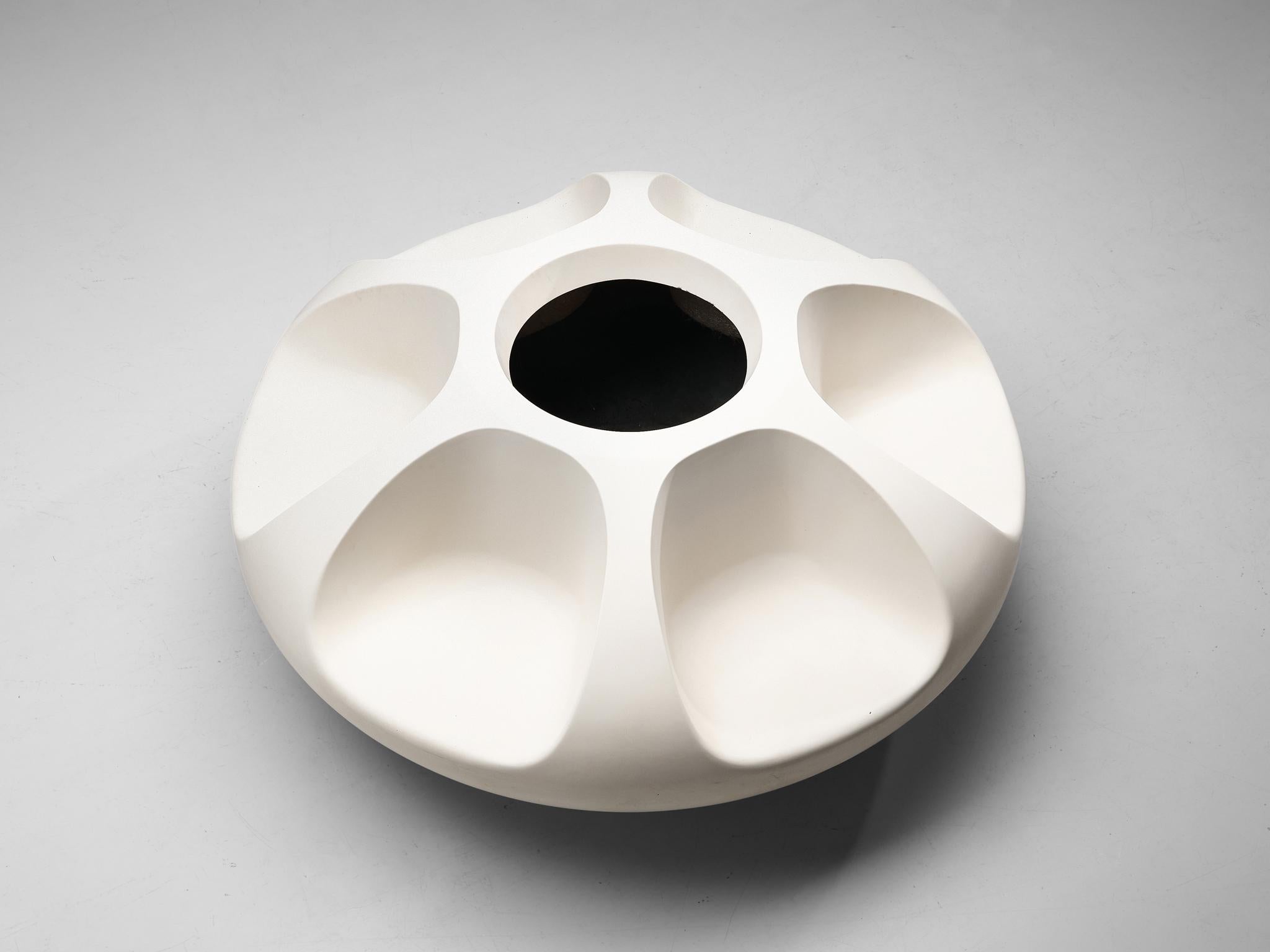 Elsie Crawford per Sintoform, panca per divano 'Carousel', vetroresina, Stati Uniti, 1969

La panca Carousel, disegnata dall'artista americana Elsie Crawford per Sintoform, è un caratteristico mobile a sei posti. Questo oggetto da salotto, che