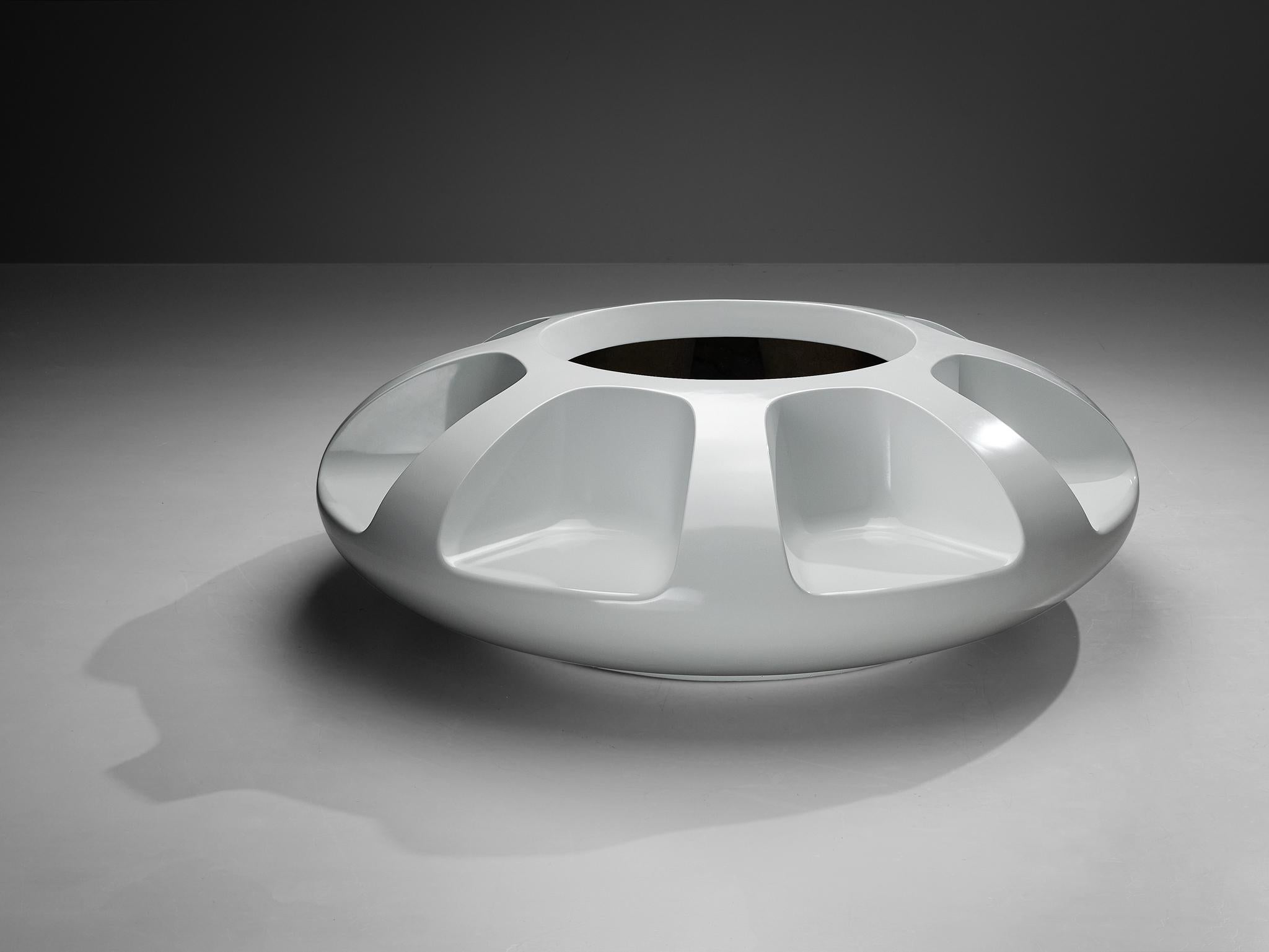 Elsie Crawford pour Sintoform, canapé 'Carousel', fibre de verre, États-Unis, 1969

Le canapé-banquette Carousel, conçu par l'artiste américaine Elsie Crawford pour Sintoform, est un meuble à huit places très original. Ressemblant à un disque