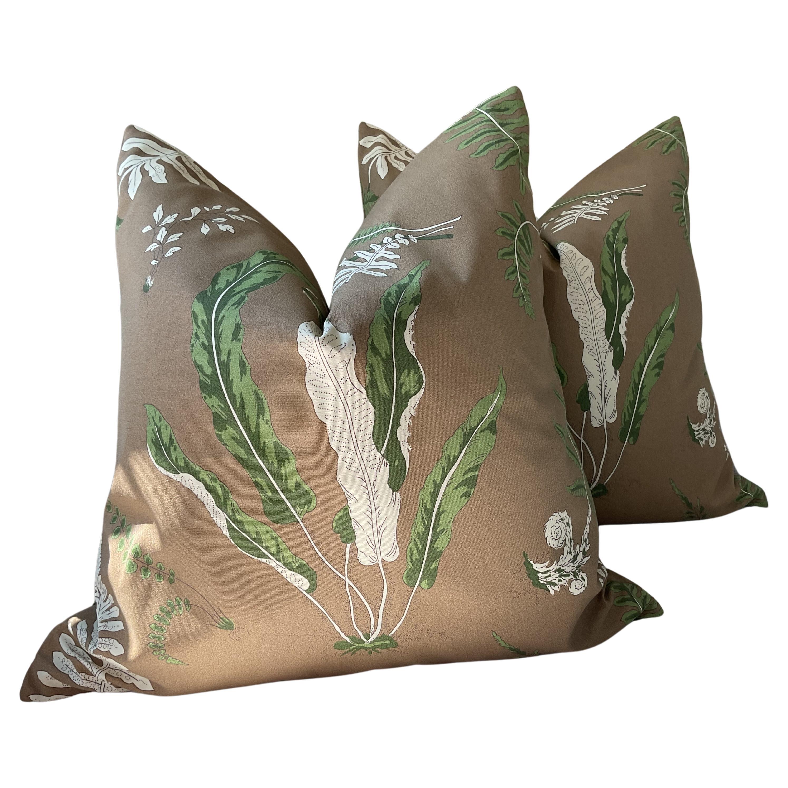 Scalamandre Indoor/Outdoor "Elsie de Wolfe" in Brown 22" Kissen - ein Paar im Angebot