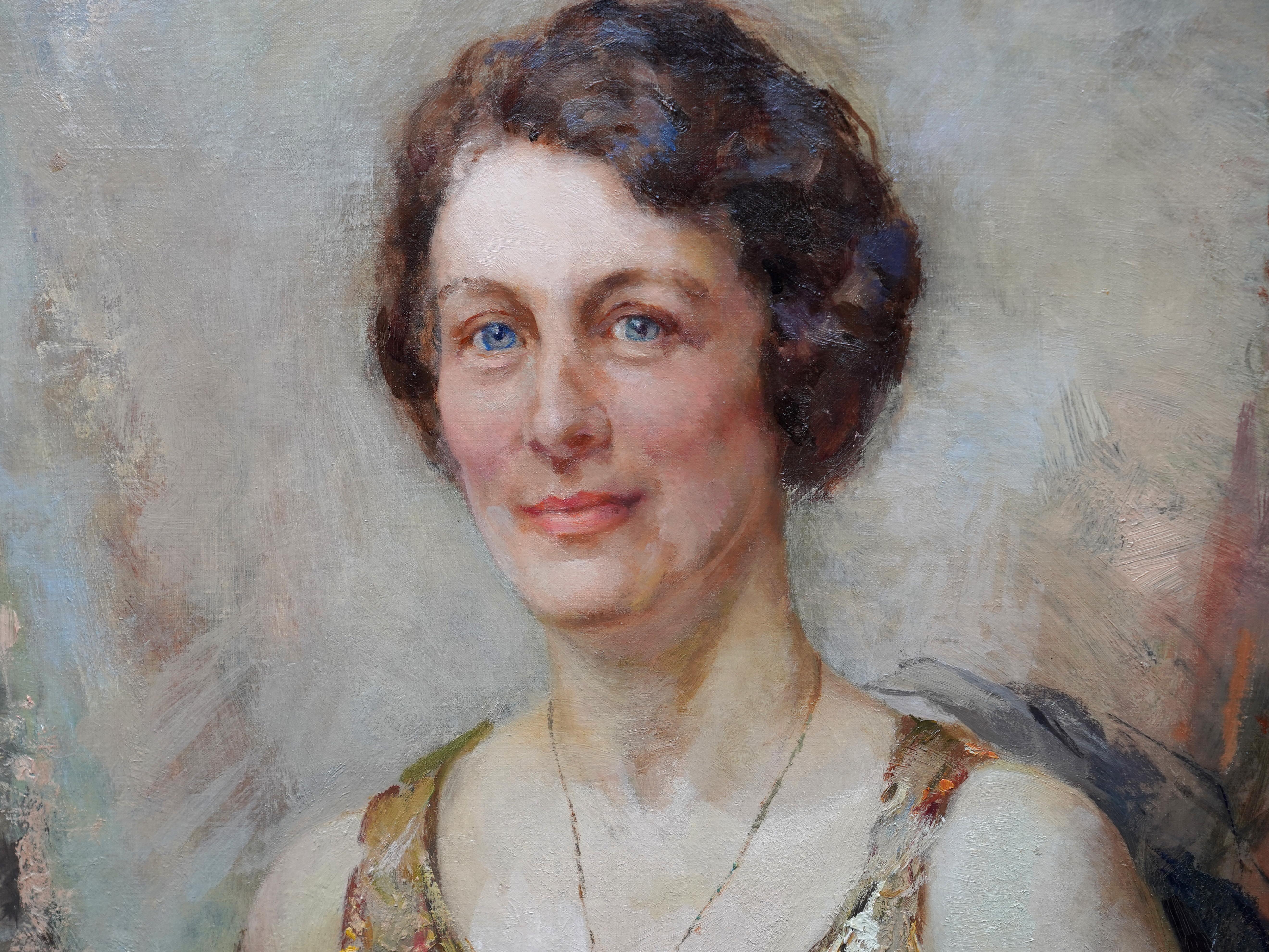 Ritratto di signora con ciondolo - Ritratto ad olio in stile Art Deco britannico anni '30 in vendita 1