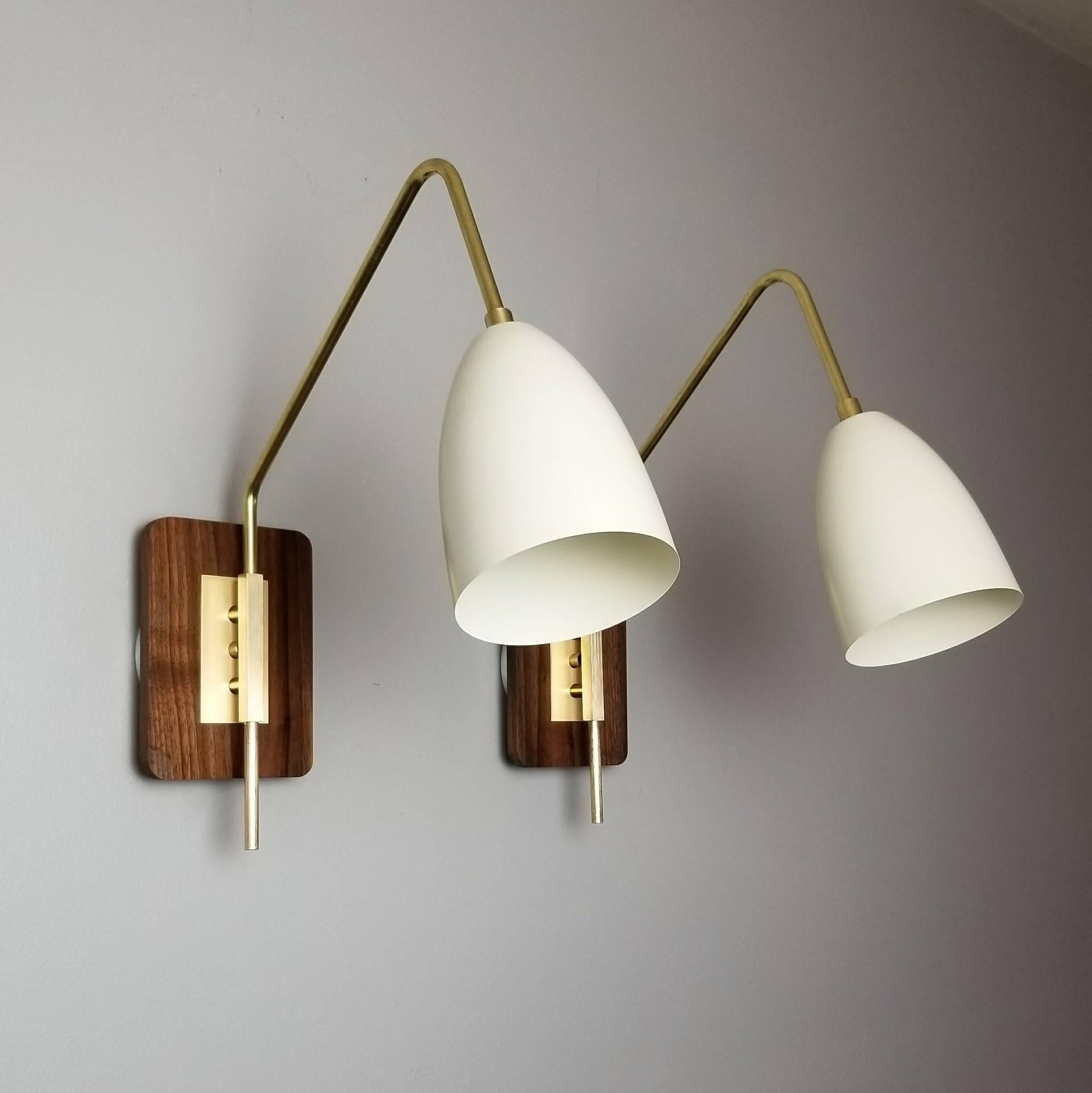 Mid-Century Modern Lampe de lecture murale 'Elska' en noyer, laiton et émail par Blueprint Lighting en vente