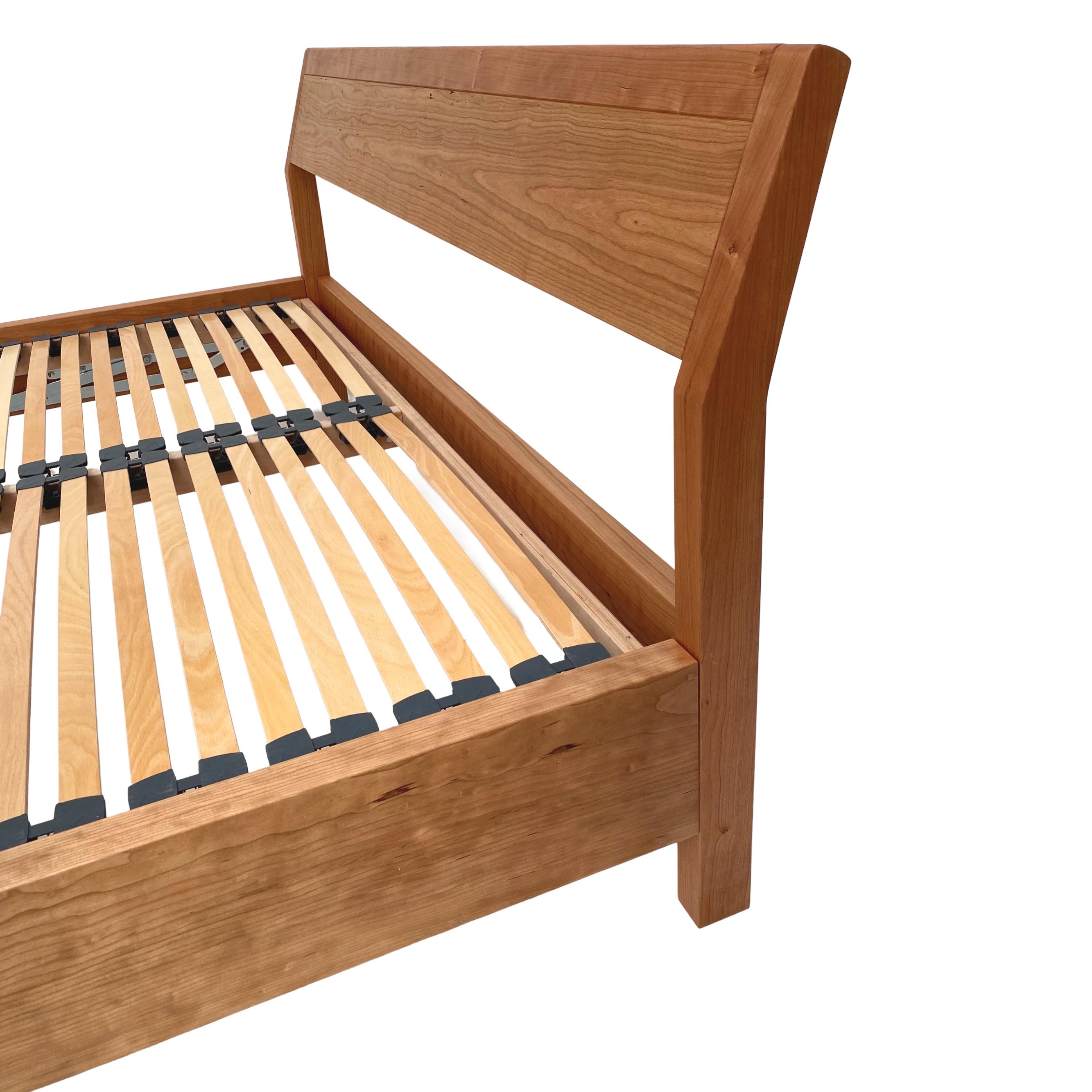 Este somier contemporáneo de respaldo inclinado se ha fabricado con sumo cuidado y atención al detalle. 
Diseñada pensando en la comodidad y el estilo, las líneas limpias y la discreta elegancia de esta cama contemporánea complementan una amplia