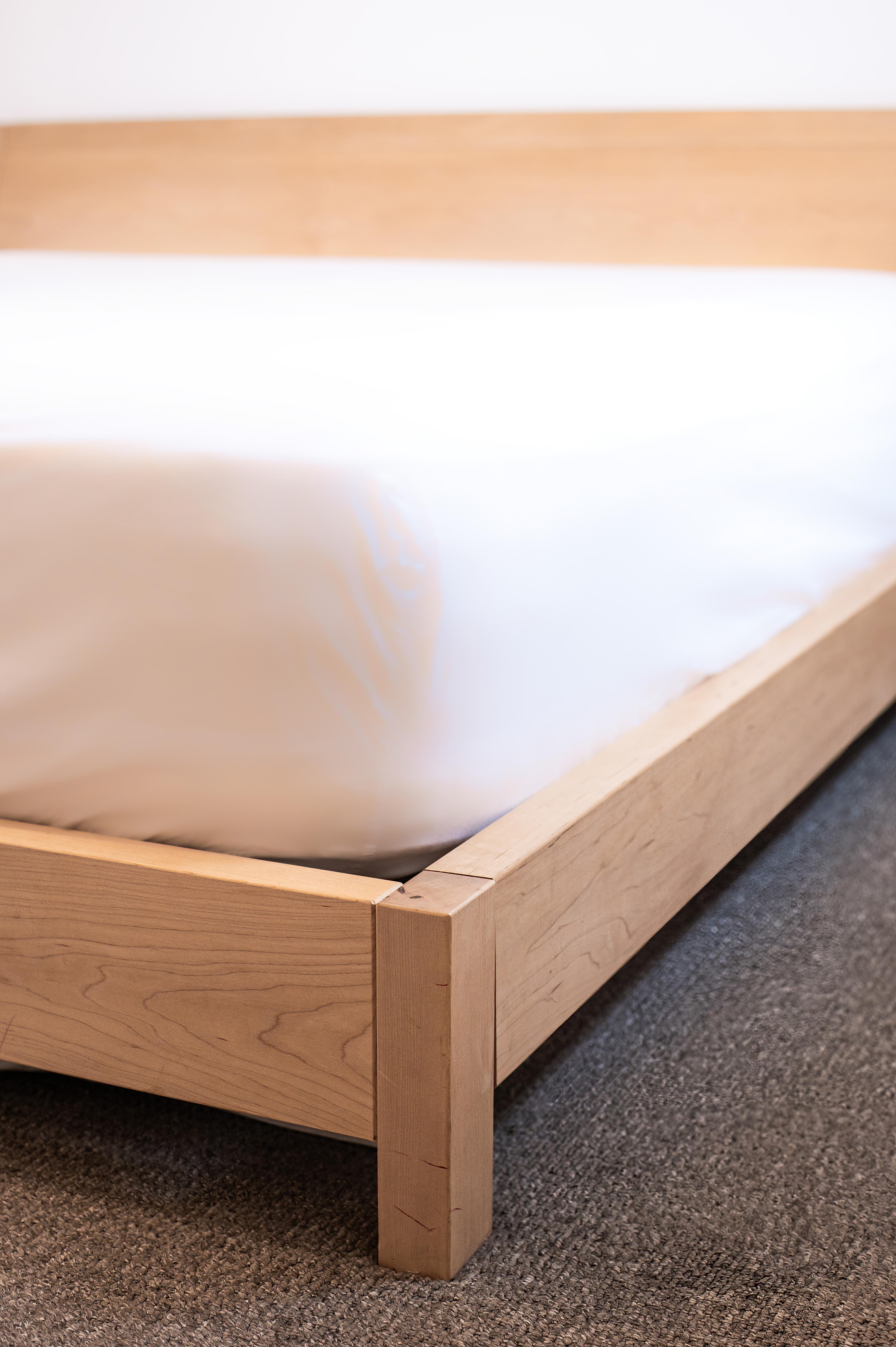 Cama Elsley, Madera de cerezo, Somier, Respaldo inclinado, King Hecho a mano en venta