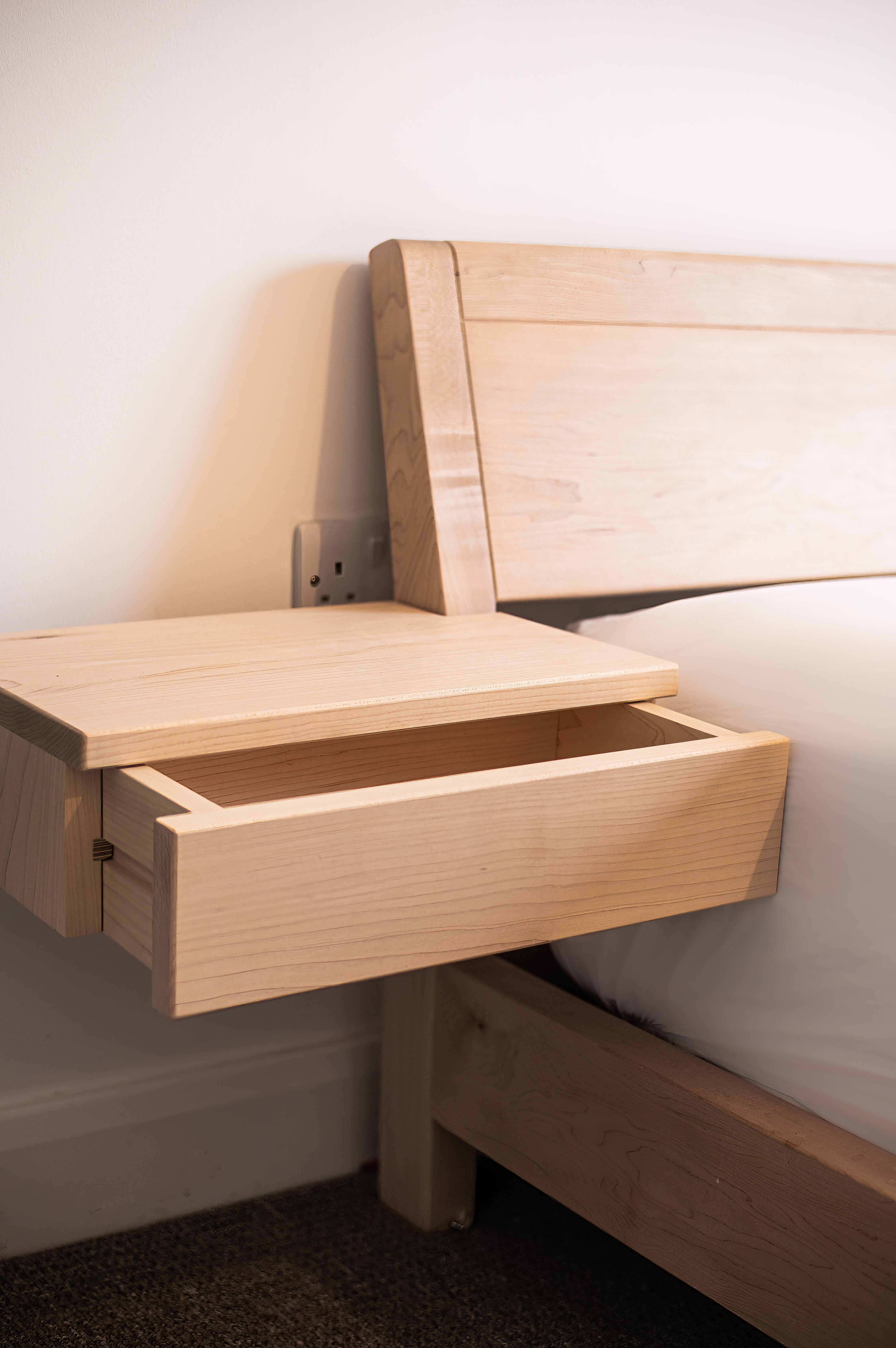 Cama Elsley, Madera de cerezo, Somier, Respaldo inclinado, King Siglo XXI y contemporáneo en venta