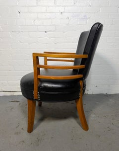 El exclusivo sillón Art Déco con brazos en forma de barril, diseñado por Gilbert Rohde para Herman Miller, década de 1930