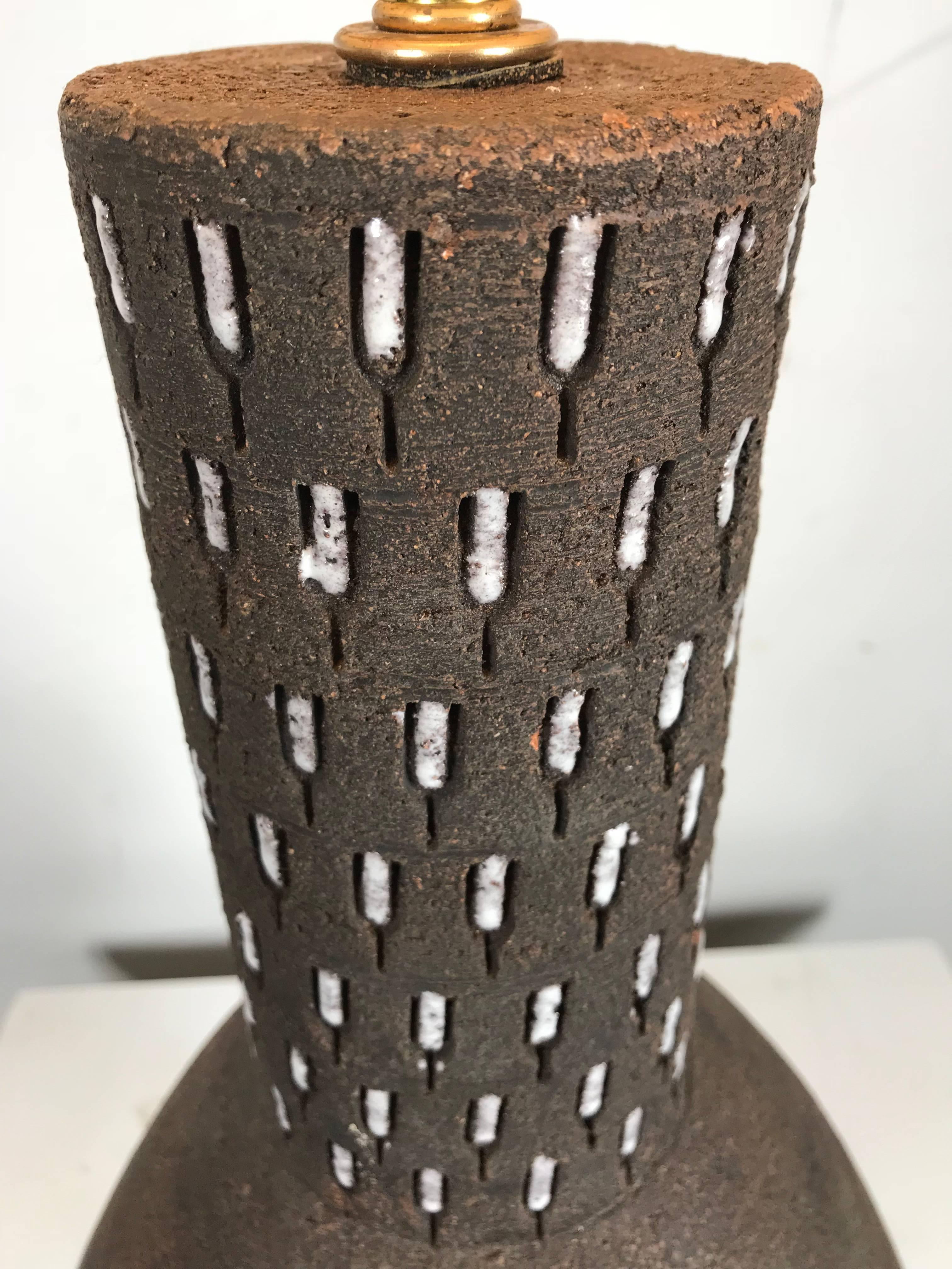 Elusive lampe de table Lightolier en céramique et laiton, poterie italienne attribuée à Gerald Thurston, étonnant vaisseau décoratif moderniste en poterie italienne au sommet d'une base en laiton de forme atomique.