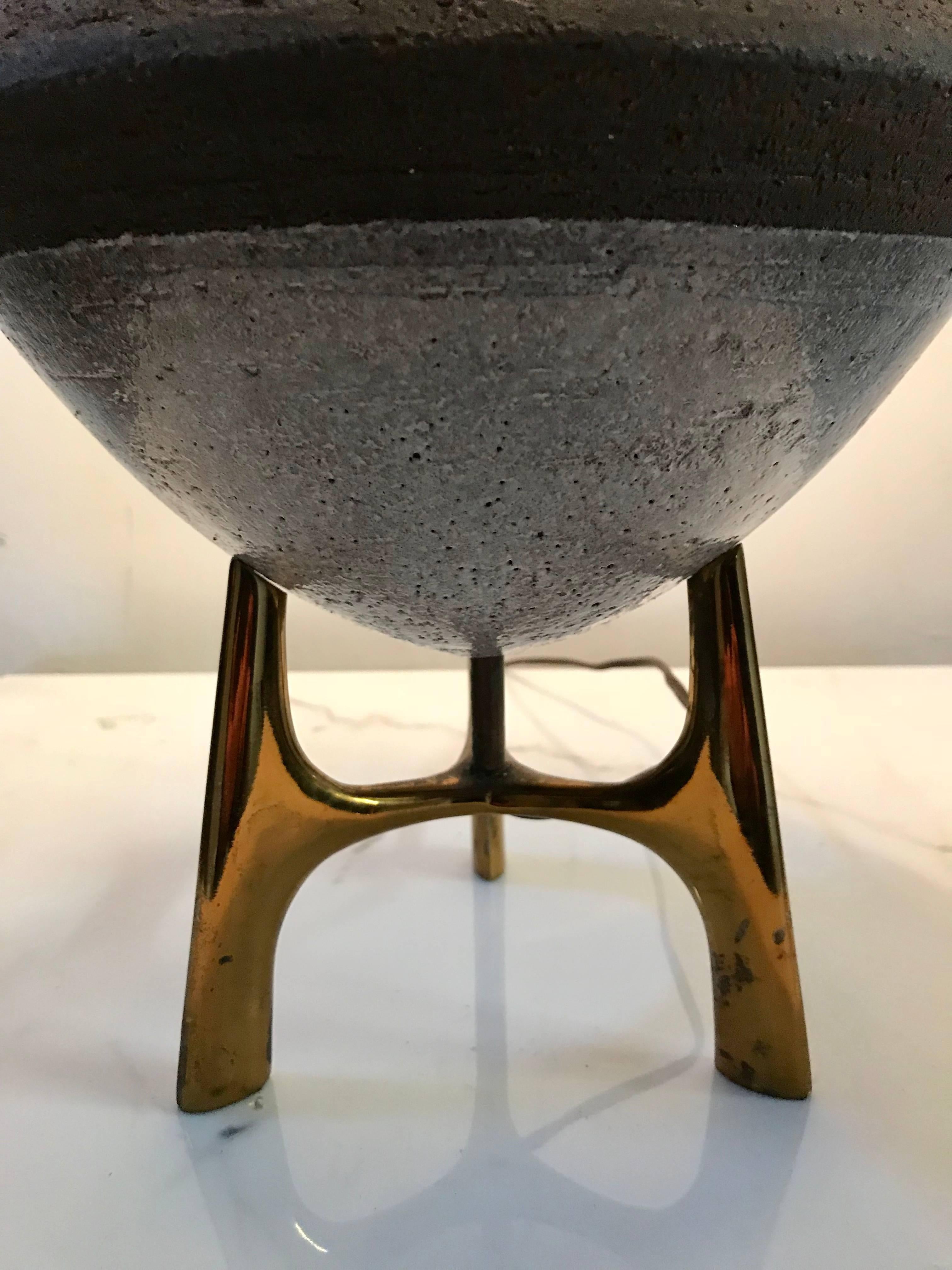 Mid-Century Modern Elusive Lightolier Ceramic and Brass Table Lamp, Italian Pottery For Sale
