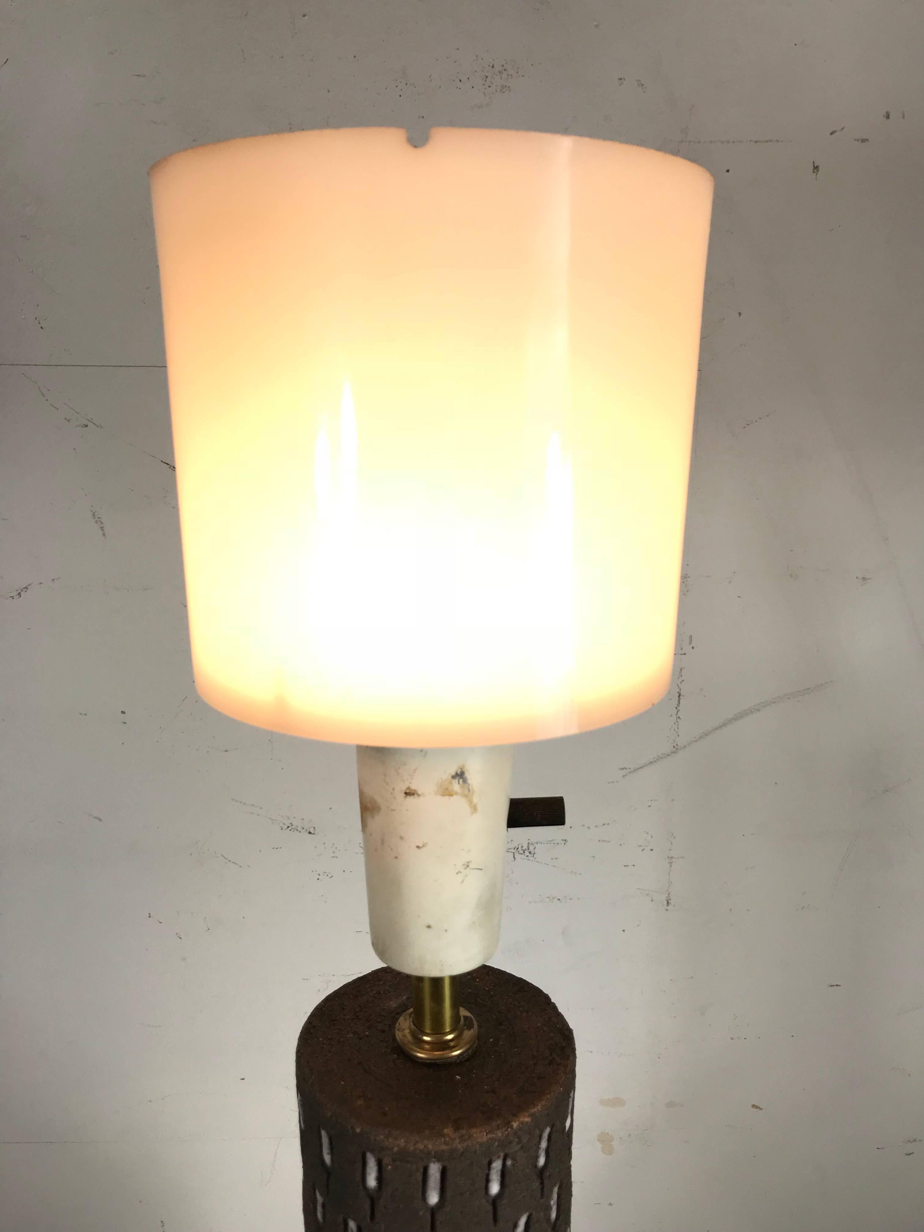 American Elusive Lightolier Ceramic and Brass Table Lamp, Italian Pottery For Sale