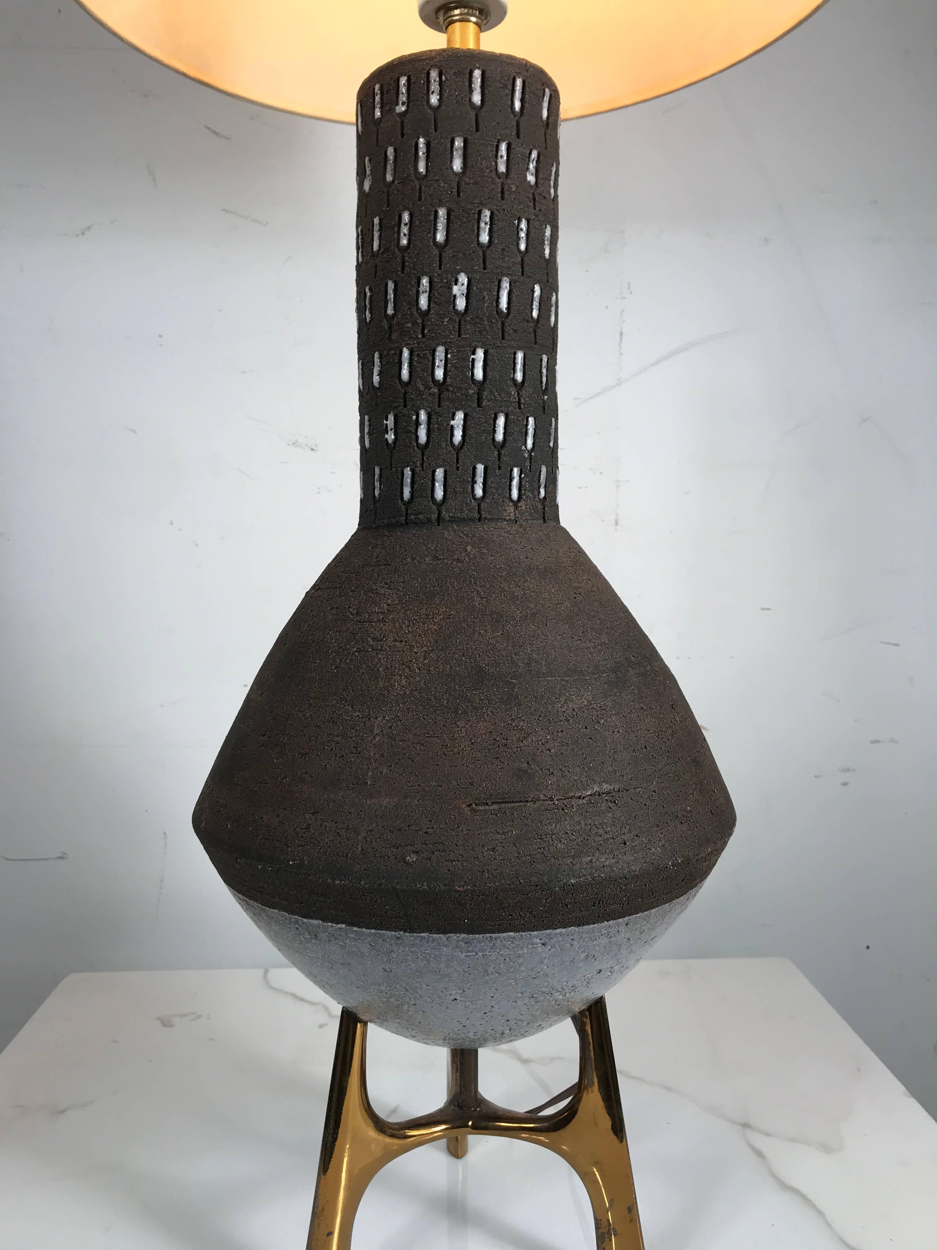 Elusive lampe de bureau Lightolier en céramique et laiton, poterie italienne Bon état - En vente à Buffalo, NY