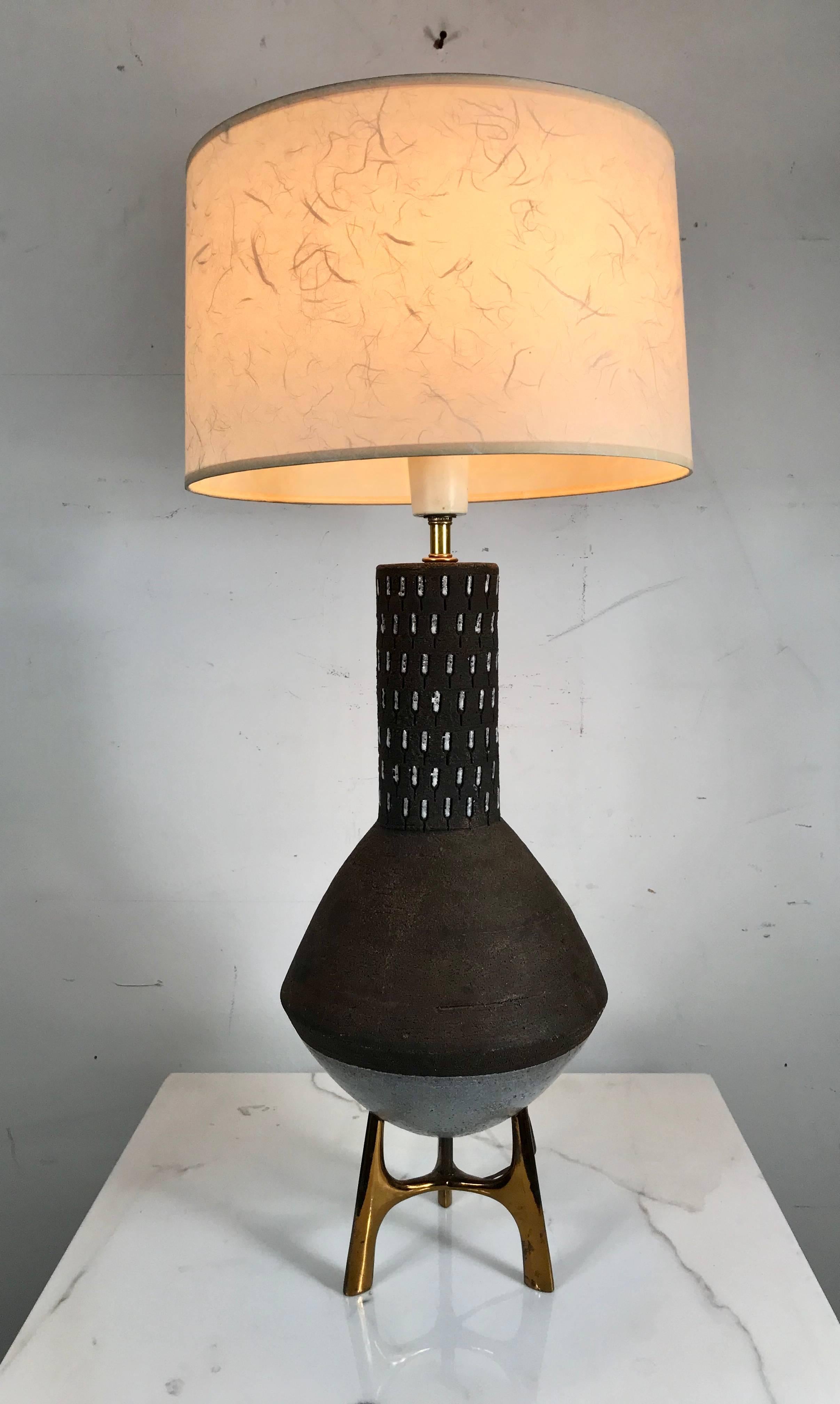 Elusive Lightolier Ceramic and Brass Table Lamp, Italian Pottery For Sale 2